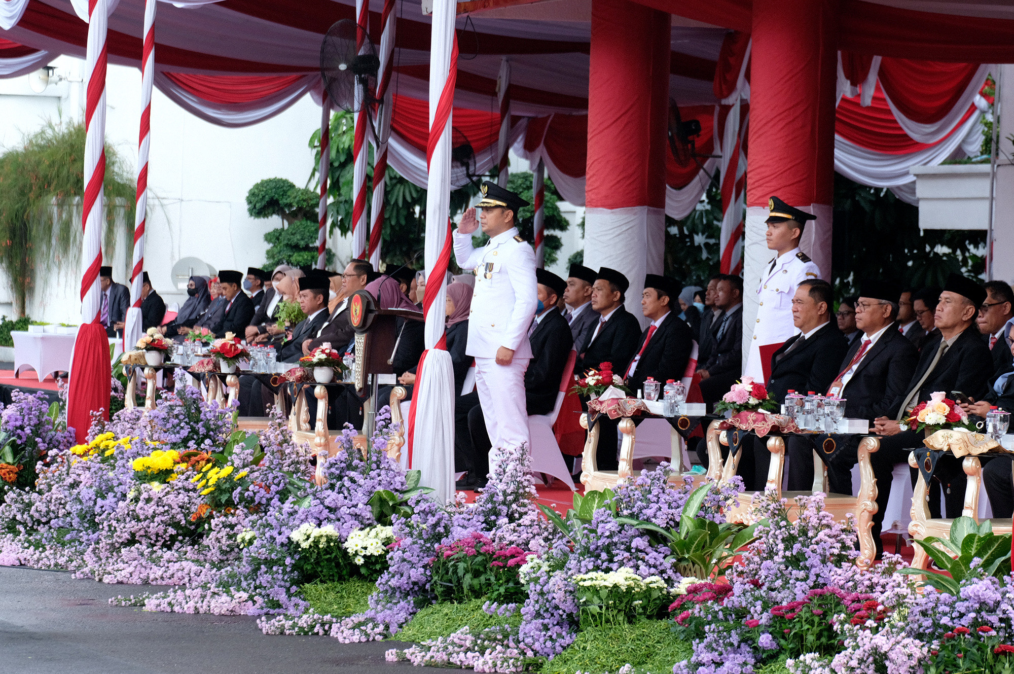 Pemkot Surabaya menggelar upacara peringatan Hari Otonomi Daerah ke-27 tahun 2023 di Taman Surya Balai Kota Surabaya, Sabtu (29/4/2023).