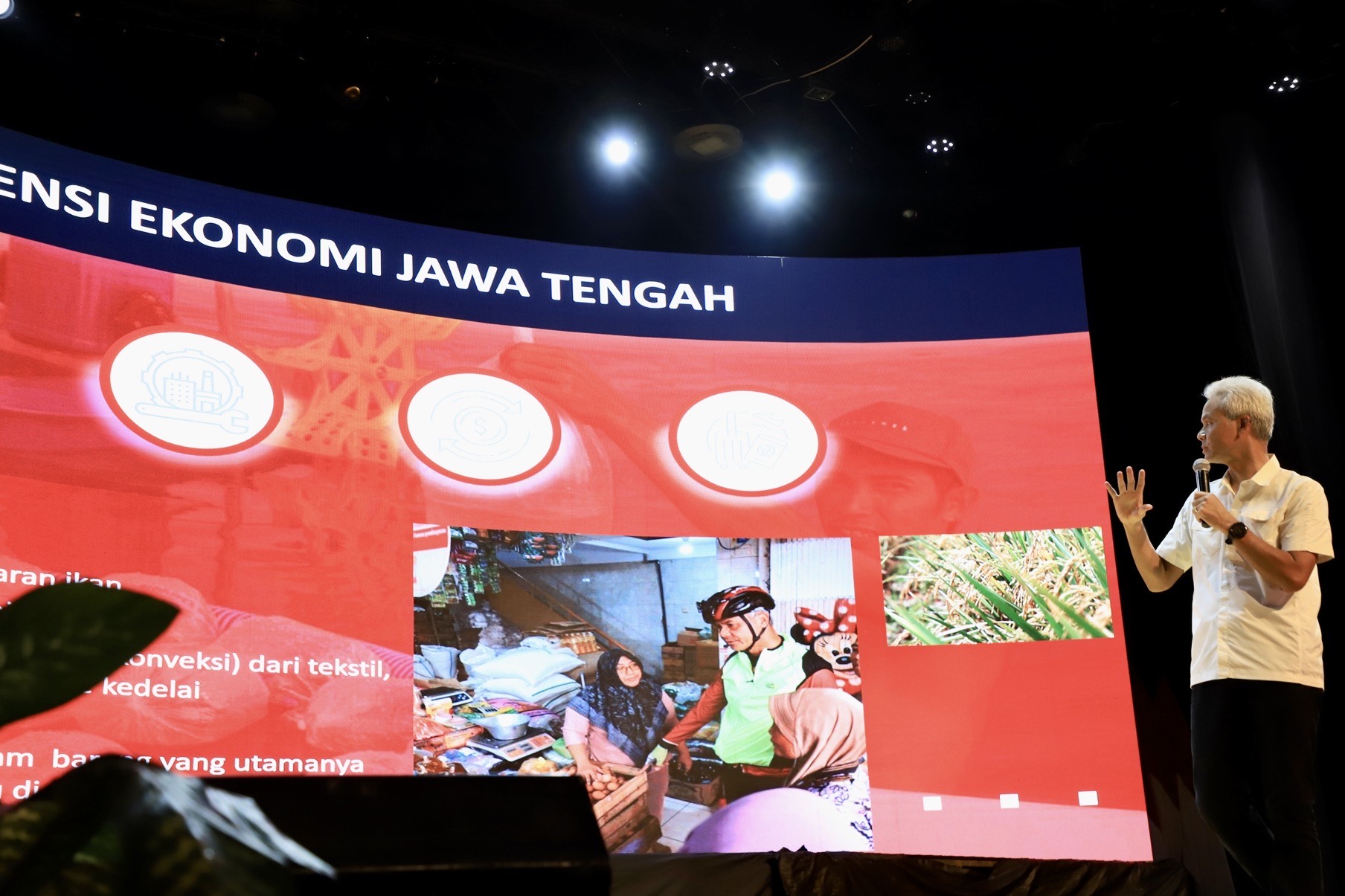 Gubernur Jawa Tengah Ganjar Pranowo saat menghadiri Pesta Wirausaha Surabaya, di Gedung Teater Balai Budaya Kota Surabaya, Sabtu (6/5/2023).