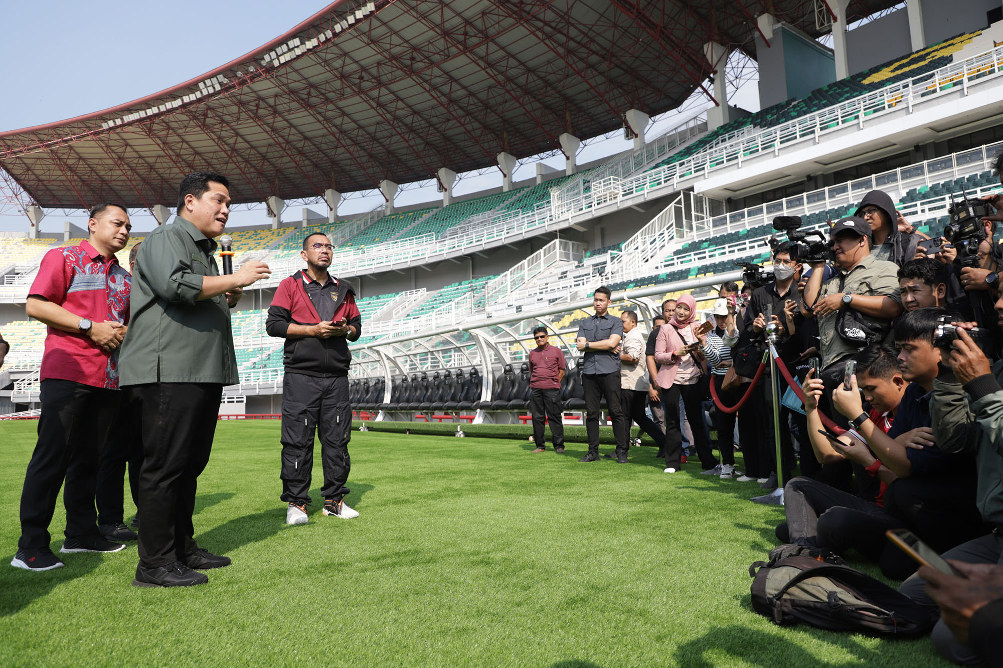 Wali Kota Surabaya Eri Cahyadi mendampingi kunjungan Ketua Umum (Ketum) Persatuan Sepak Bola Seluruh Indonesia (PSSI) Erick Thohir di Stadion Gelora Bung Tomo (GBT) Kota Surabaya, Selasa (6/6/2023)