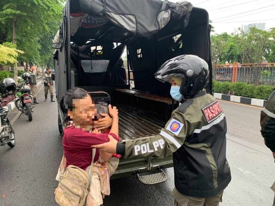 Satpol PP Surabaya menertibkan dua keluarga pengemis yang biasa mangkal di traffic light (TL) seputaran Jalan Pucang Surabaya. 