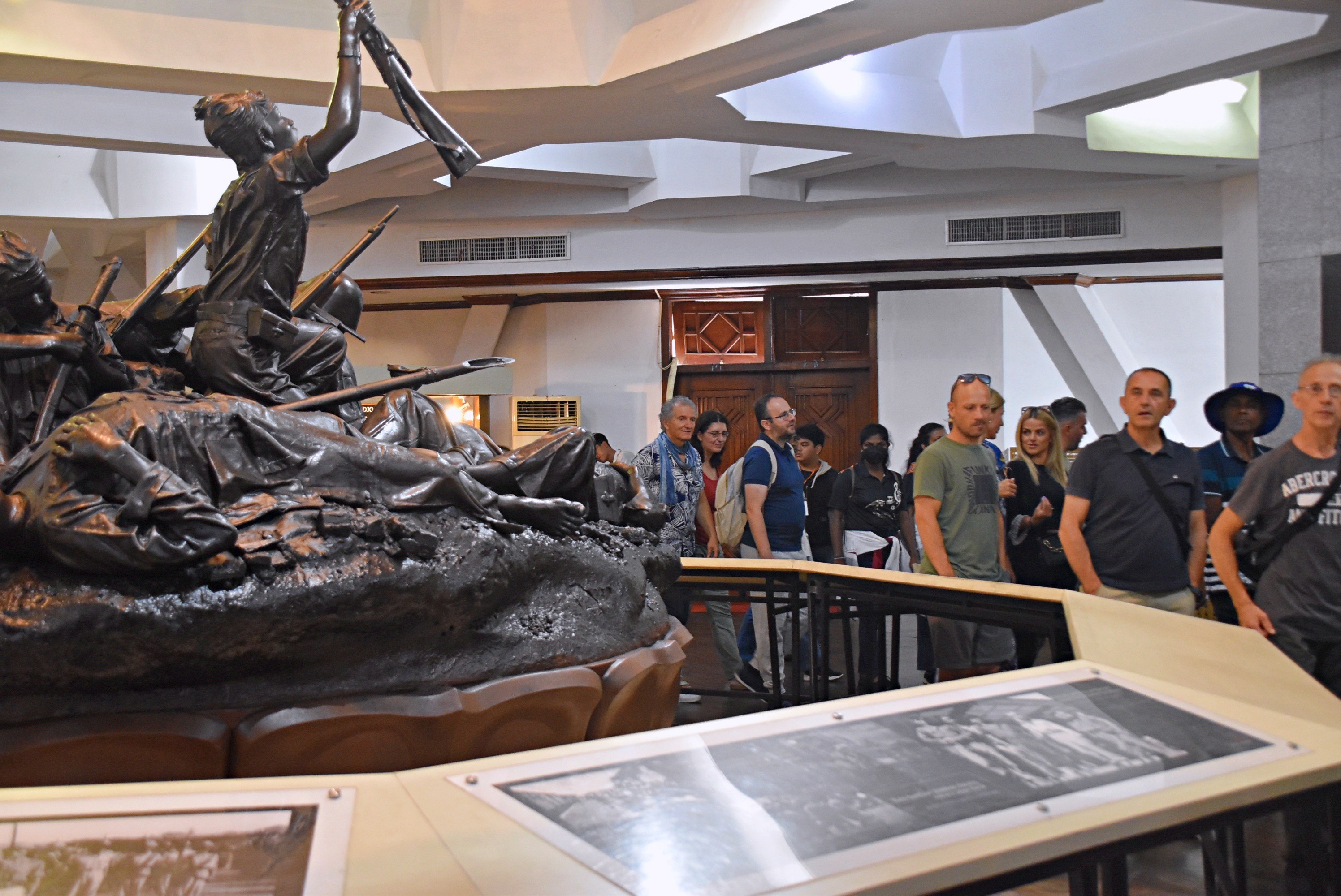 Pemkot Surabaya mengajak para peserta Surabaya Cross Culture International Folk Art Festival (SCCIFAF) Tahun 2023 mengunjungi destinasi wisata heritage di Kota Pahlawan, Senin (17/7/2023).