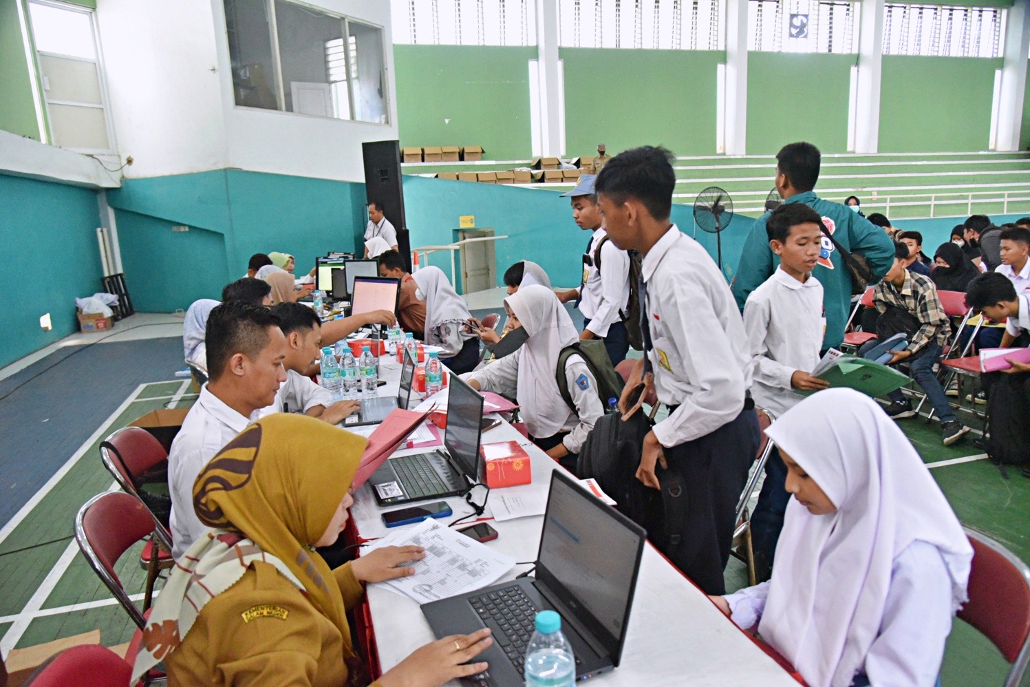 Pemkot Surabaya bersama Ketua Tim Penggerak (TP) PKK Surabaya  mendistribusikan seragam dan sepatu sekolah bagi 7000 pelajar penerima Beasiswa Pemuda Tangguh, di Gelanggang Remaja Surabaya, Selasa (25/7/2023).