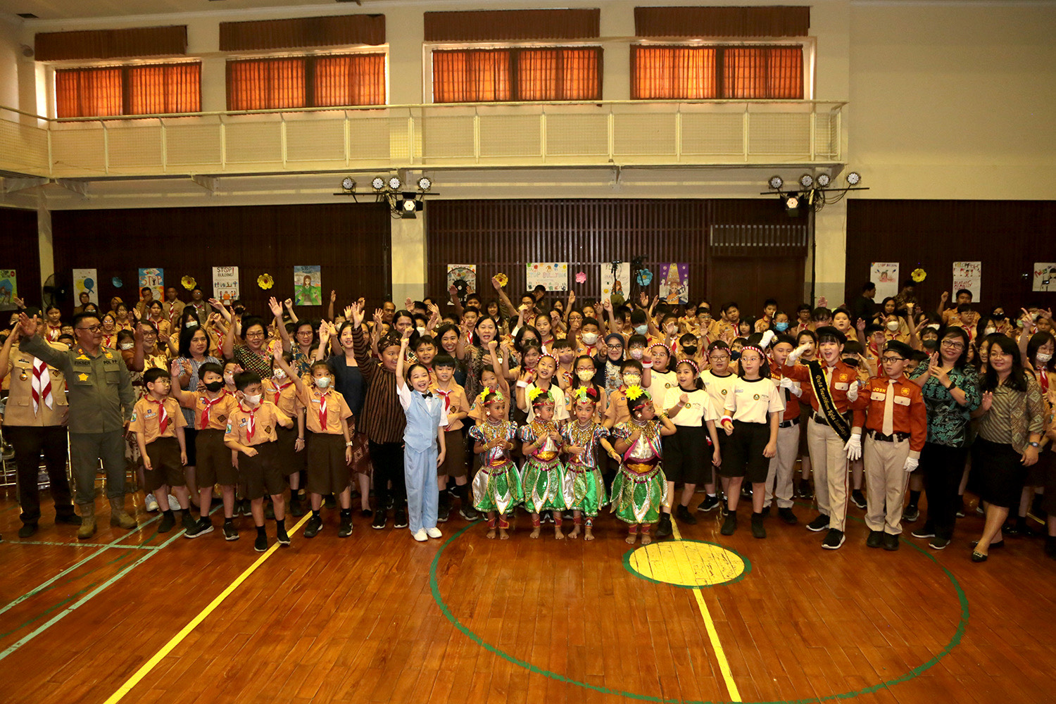 pemkot kembali menggelar Roadshow Satpol PP Goes To School dengan tema “Duta Trantibum untuk Mewujudkan Lingkungan Sekolah yang Aman bagi Anak” di SD Kristen (SDK) Petra 7 Kota Surabaya, Senin (14/8/2023).
