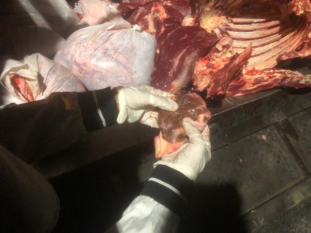 Pemkot Surabaya bersama jajaran kepolisian dan TNI berhasil menemukan pedagang yang menyimpan daging potong bukan berasal dari Kota Surabaya