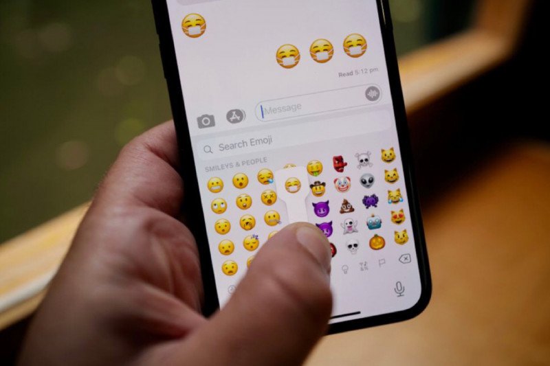 Emoji ikutan adaptasi kebiasaan baru, wajah tersenyum kini pakai masker (blog.emojipedia.org)

