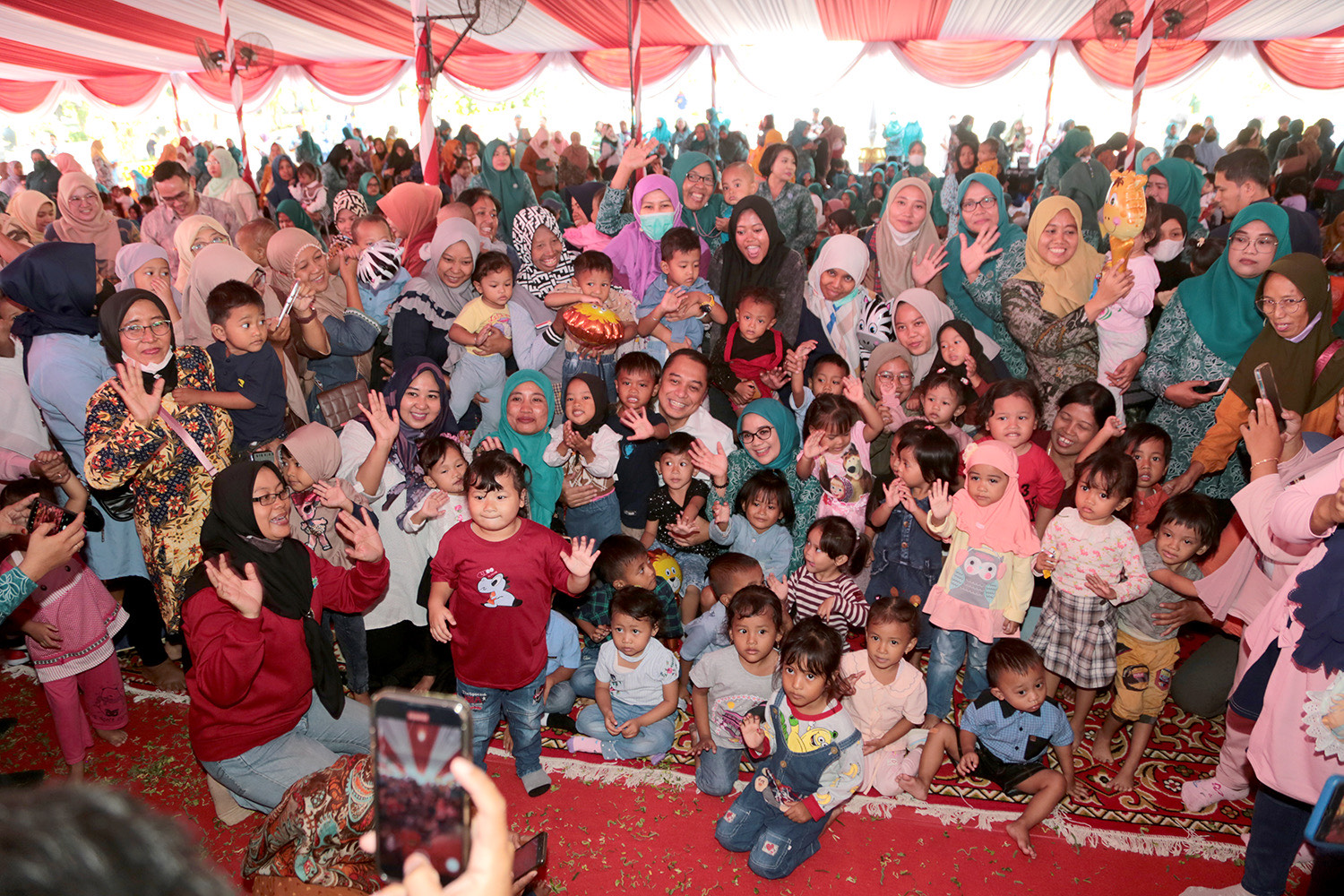 Surabaya menjadi kota dengan angka stunting terendah secara nasional atau terendah se-Indonesia. Capaian tersebut tidak lepas dari berbagai program yang dijalankan oleh Pemkot Surabaya bersama seluruh stakeholder di Kota Pahlawan.