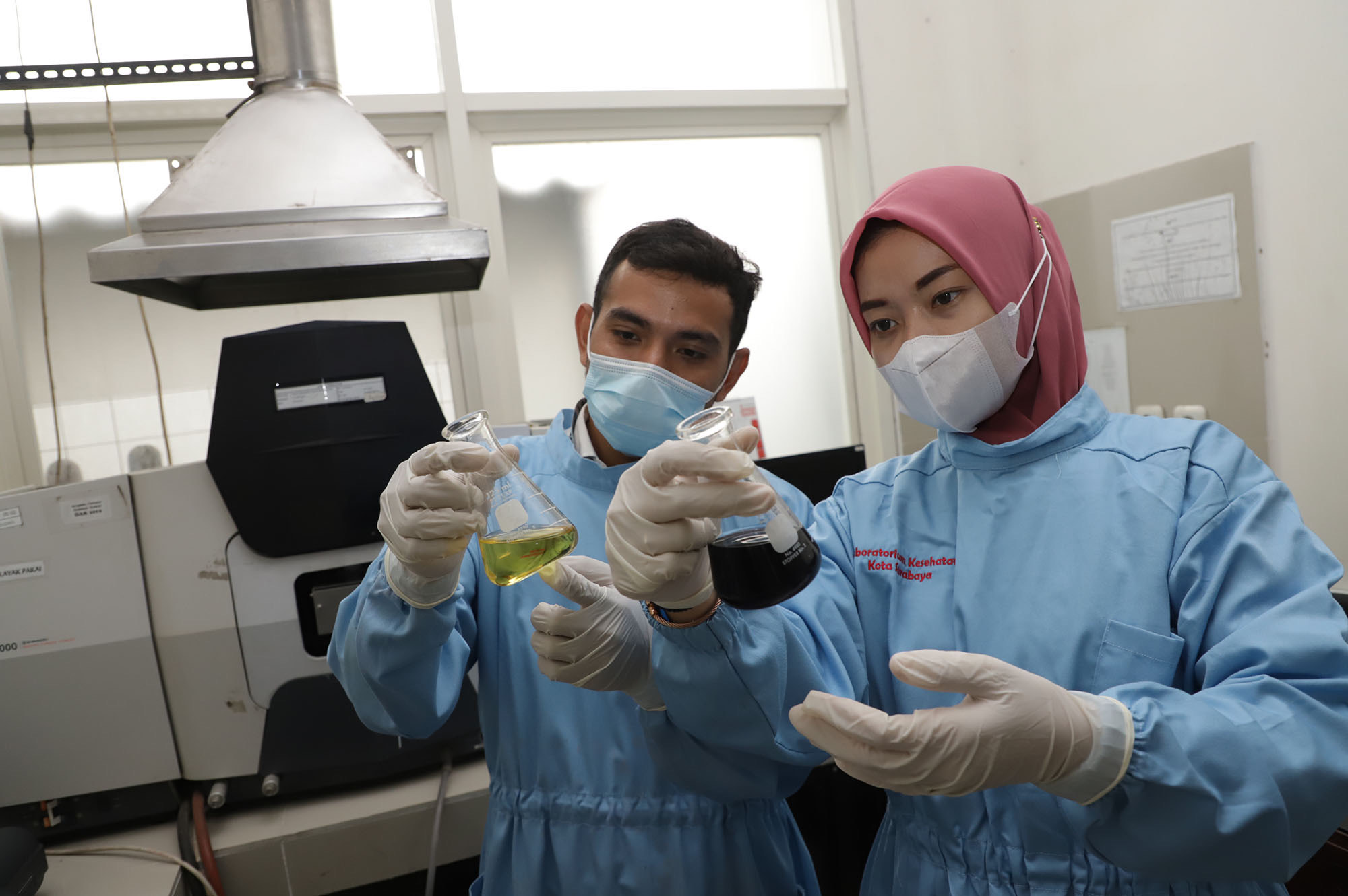 UPTD Laboratorium Daerah (Labkesda) Kota Surabaya tak hanya menyediakan pelayanan pemeriksaan spesimen di Laboratorium Klinik, tetapi juga menyediakan pelayanan Laboratorium Kesehatan Lingkungan. 