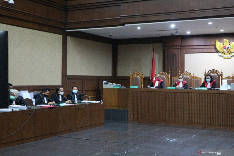 JPU Kejaksaan Agung membacakan tuntutan untuk Direktur Utama PT Hanson International Tbk Benny Tjokrosaputro dan pemilik PT Maxima Integra Investama Heru Hidayat dalam perkara korupsi PT Asuransi Jiwasraya dan pencucian uang melalui "video conference" di 