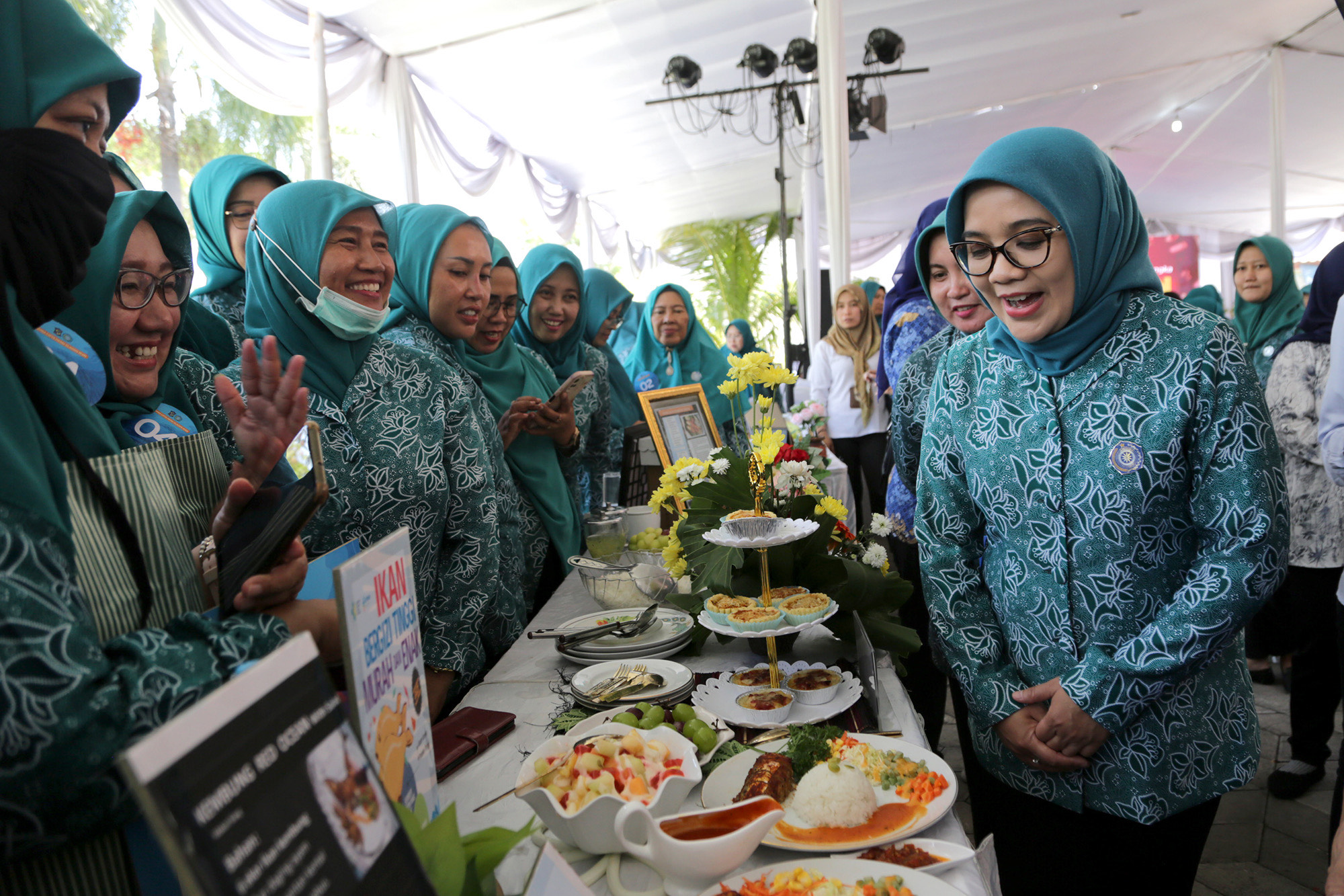 Ketua Tim Penggemar (TP) Rini Indriyani menggelar Lomba Cipta Menu Olahan Ikan dalam Rangka Gerakan Memasyarakatkan Gemar Makan Ikan (Gemarikan), di Halaman Kantor PKK Kota Surabaya, Selasa (17/10/2023).