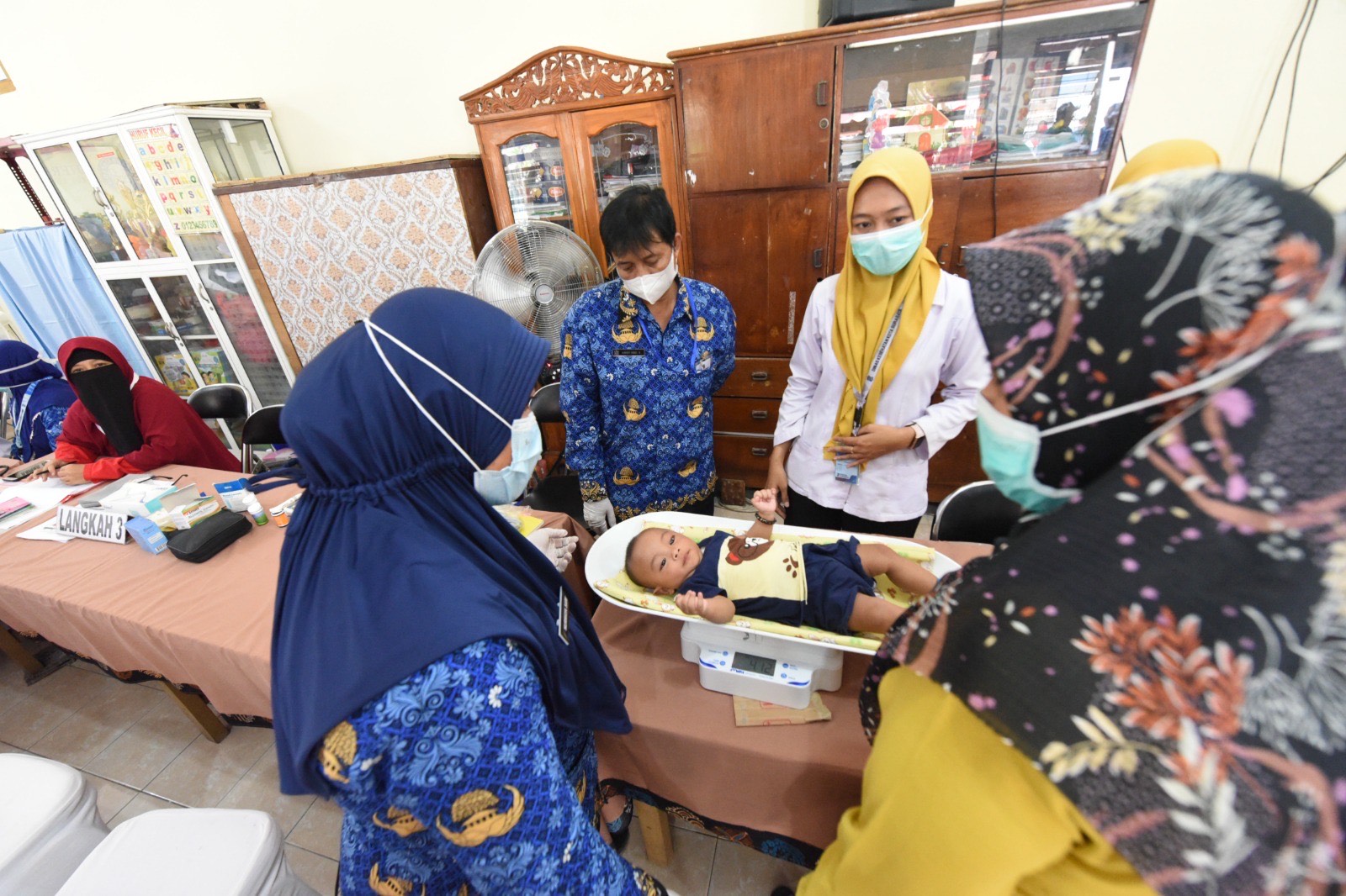 i upaya penanganan stunting di Kota Surabaya dengan berbagai cara, mulai pemberian gizi pada balita, memberikan penyuluhan pra nikah kepada calon pengantin (catin) 