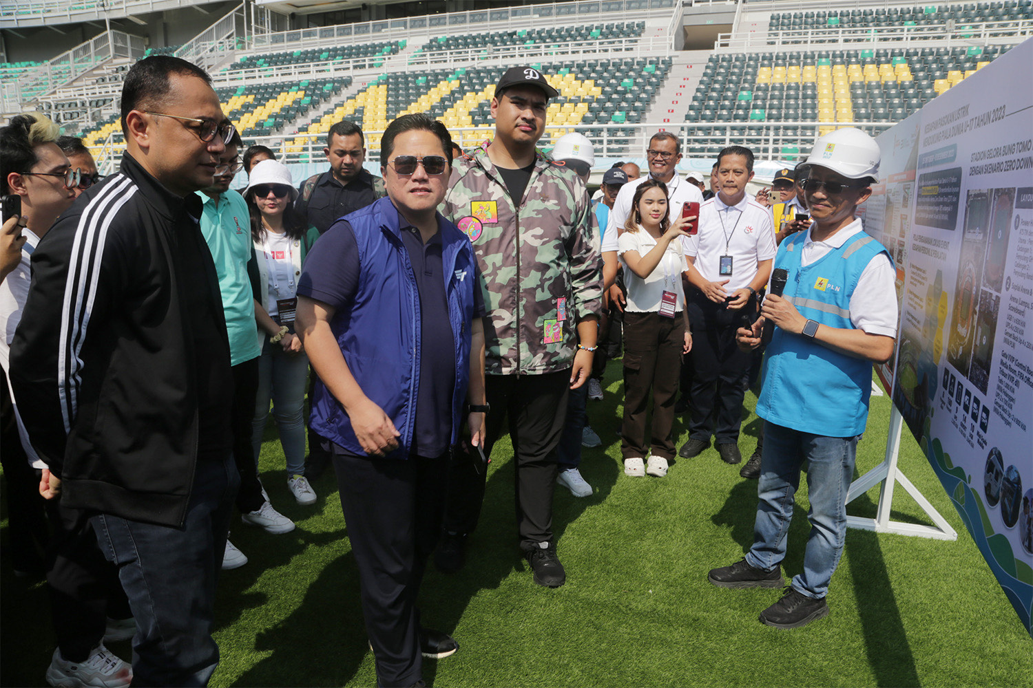 Wali Kota Surabaya Eri Cahyadi mendampingi Ketua Umum (Ketum) Persatuan Sepak Bola Seluruh Indonesia (PSSI) Erick Thohir, dan Menteri Pemuda dan Olahraga (Menpora) Republik Indonesia (RI) Dito Ariotedjo, melakukan peninjauan tahap akhir di Stadion Gelora 