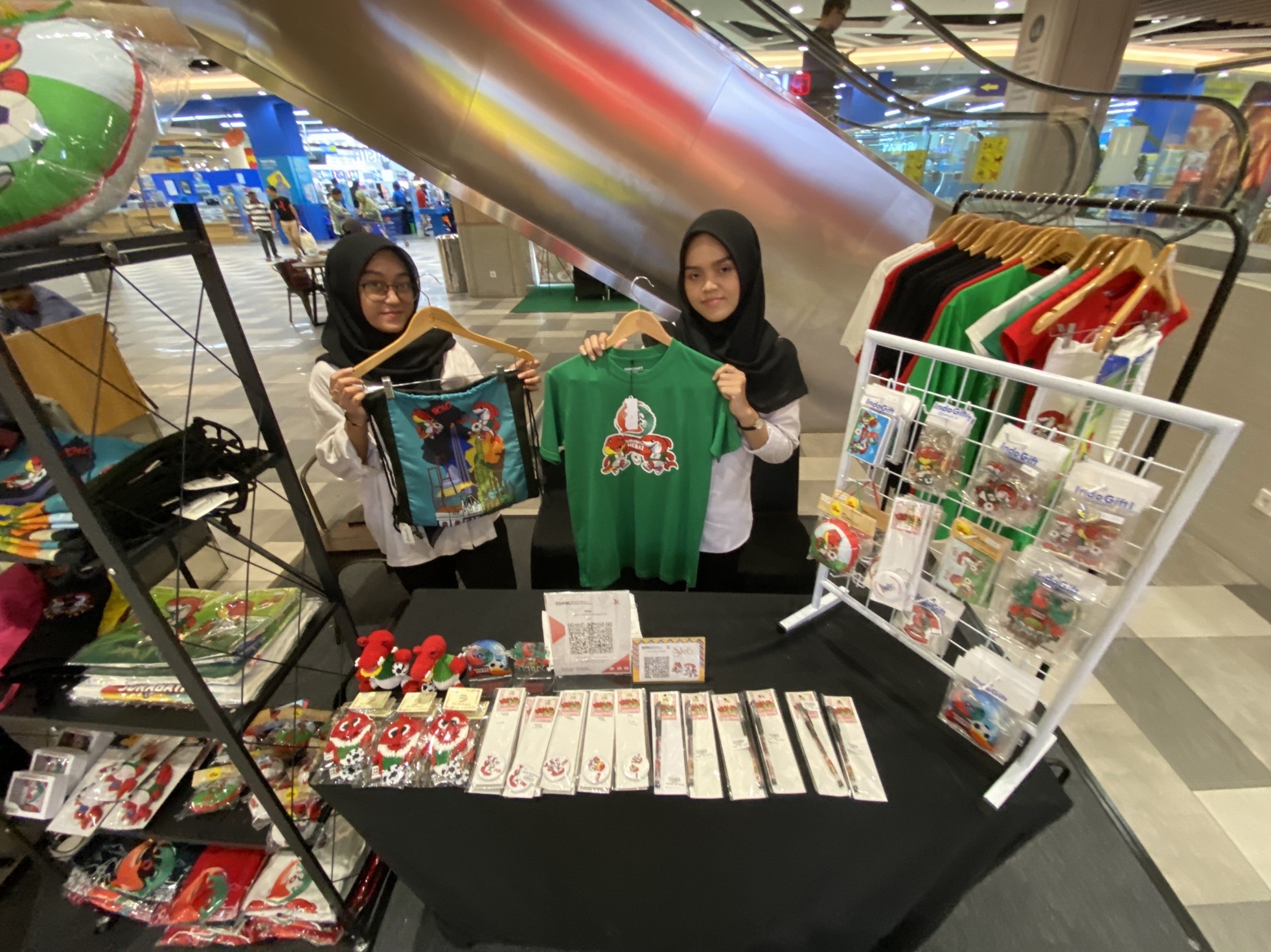 Pemkot Surabaya mulai menjual merchandise atau souvenir Piala Dunia U17 di sejumlah lokasi di Kota Pahlawan. 