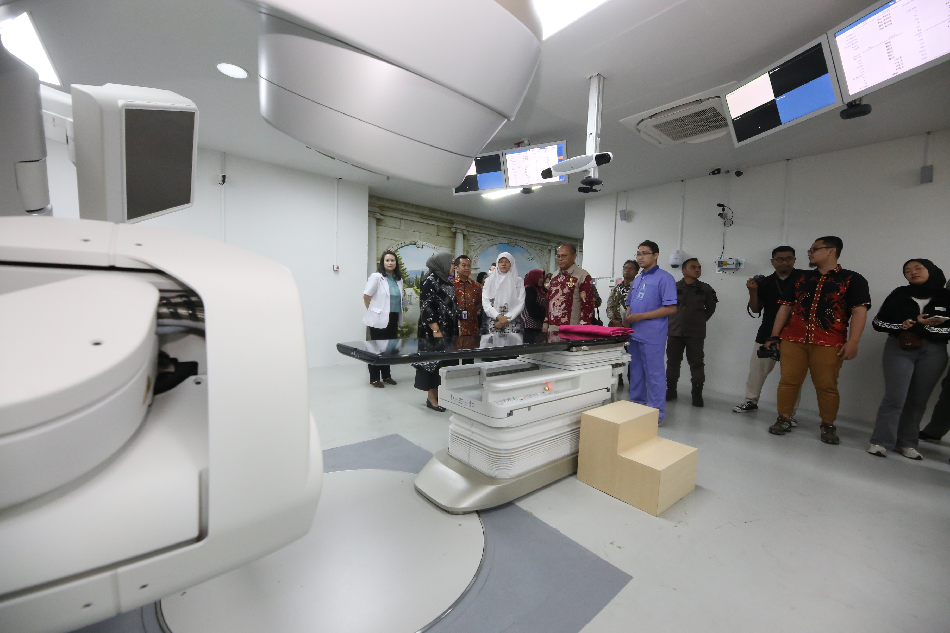 Pemkot Surabaya resmikan layanan Oncology Center dan Gedung Graha Adyatma RSUD dr Mohamad Soewandhie, Kamis (16/11/2023).