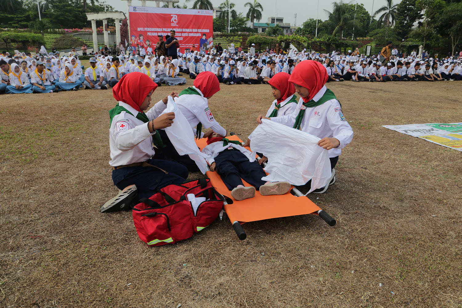 Pemkot Surabaya Kukuhkan Ribuan Anggota Palang Merah Remaja  dan Relawan PMI