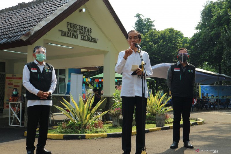 Presiden Jokowi menyampaikan keterangan terkait vaksin COVID-19 di Puskesmas Tanah Sereal Bogor, Rabu (18/11). (ANTARA/Desca Lidya Natalia)

