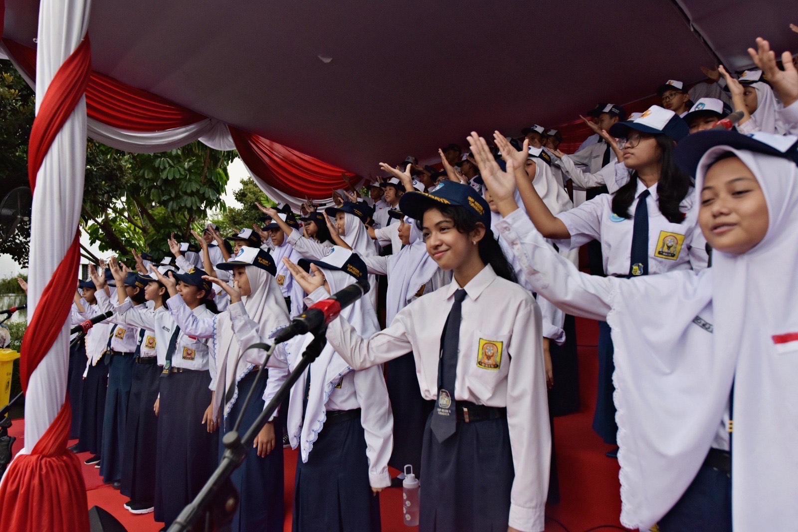 Pemerintah Kota (Pemkot) Surabaya mengimbau kepada seluruh SMP Negeri di Kota Pahlawan bahwa dalam sehari terbiasa Berbahasa Inggris saat berinteraksi