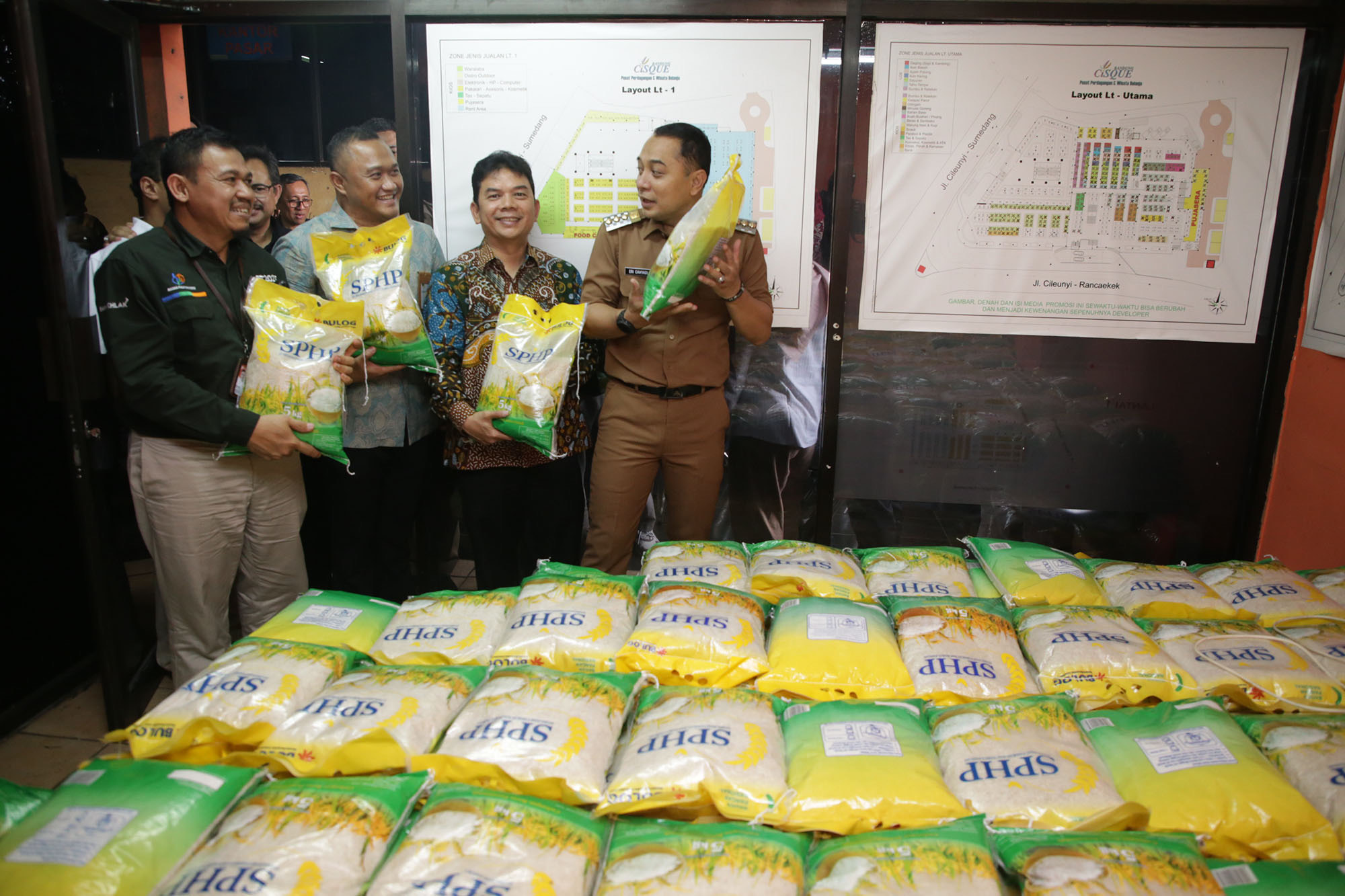  Kota Eri saat sidak Warung TPID di Pasar Wonokromo Surabaya, Selasa (28/11/2023).