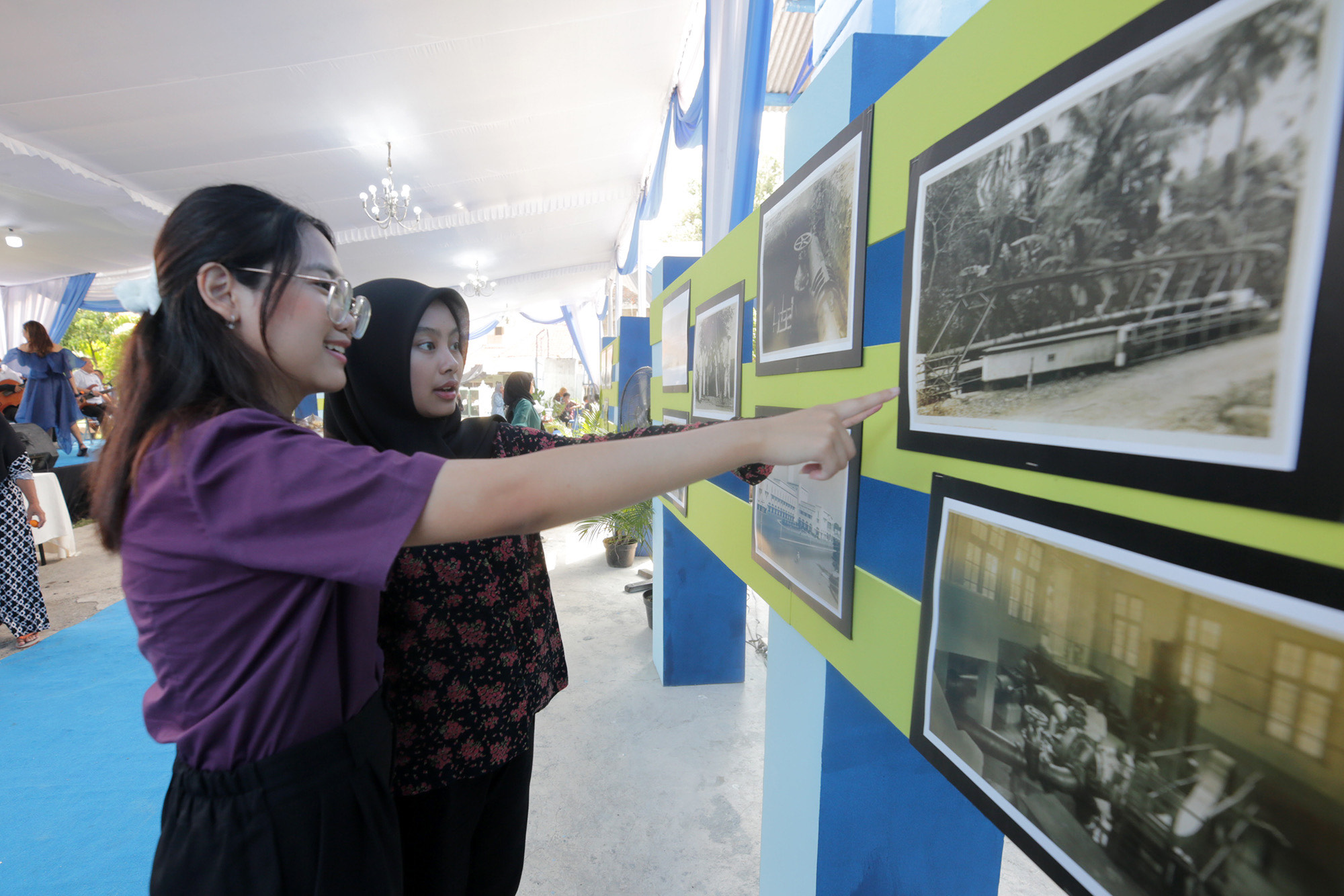 Perusahaan Daerah Air Minum (PDAM) Surya Sembada menggelar pameran foto lawas dengan menyajikan potret aktivitas para petugas dalam memberikan pelayanan dalam ruang lingkup PDAM Surya Sembada, di Halaman Rumah Pompa/Tandon Air Wonokitri PDAM Surya Sembada
