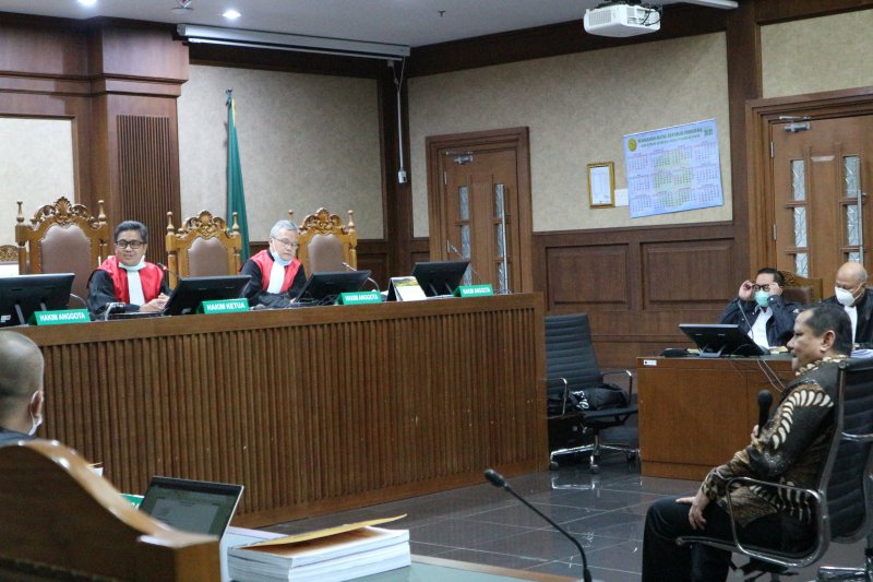 Mantan Kepala Divisi Hubungan Internasional Polri Inspektur Jenderal Napoleon Bonaparte menjadi saksi untuk bekas Kepala Biro Koordinasi dan Pengawasan (Kakorwas) Penyidik Pegawai Negeri Sipil (PPNS) Bareskrim Polri Brigjen Prasetijo Utomo di pengadilan T