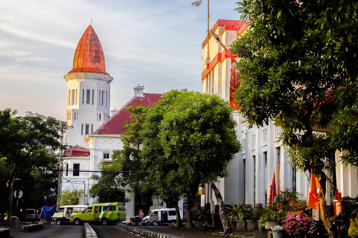 Bangunan bersejarah menjadi unggulan Pemerintah Kota (Pemkot) Surabaya dalam memikat para wisatawan bertandang ke kawasan kota lama.
