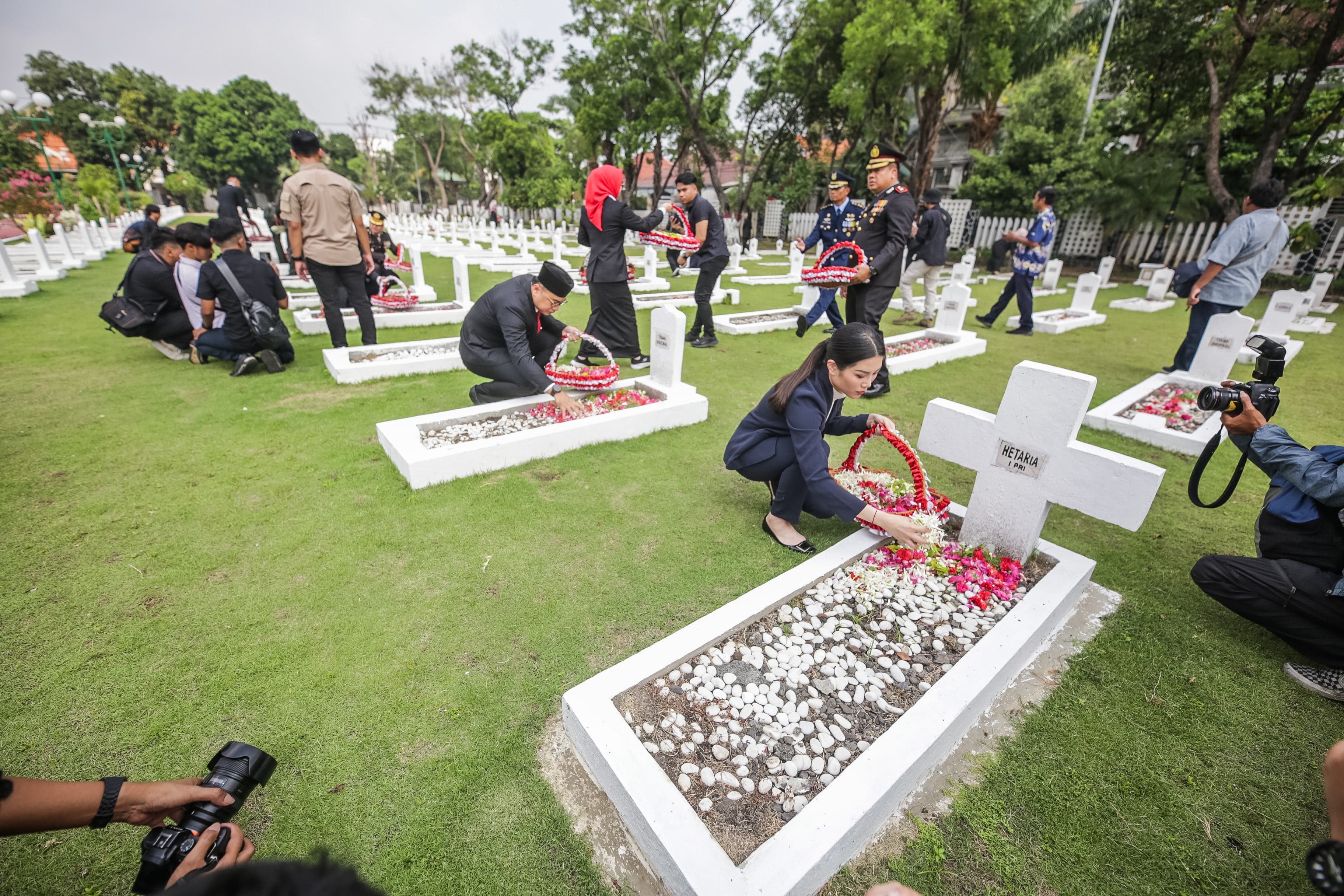 Forkopimda Kota Surabaya melaksanakan upacara ziarah nasional di Taman Makam Pahlawan (TMP) Kusuma Bangsa Surabaya, Kamis (9/11/2023)