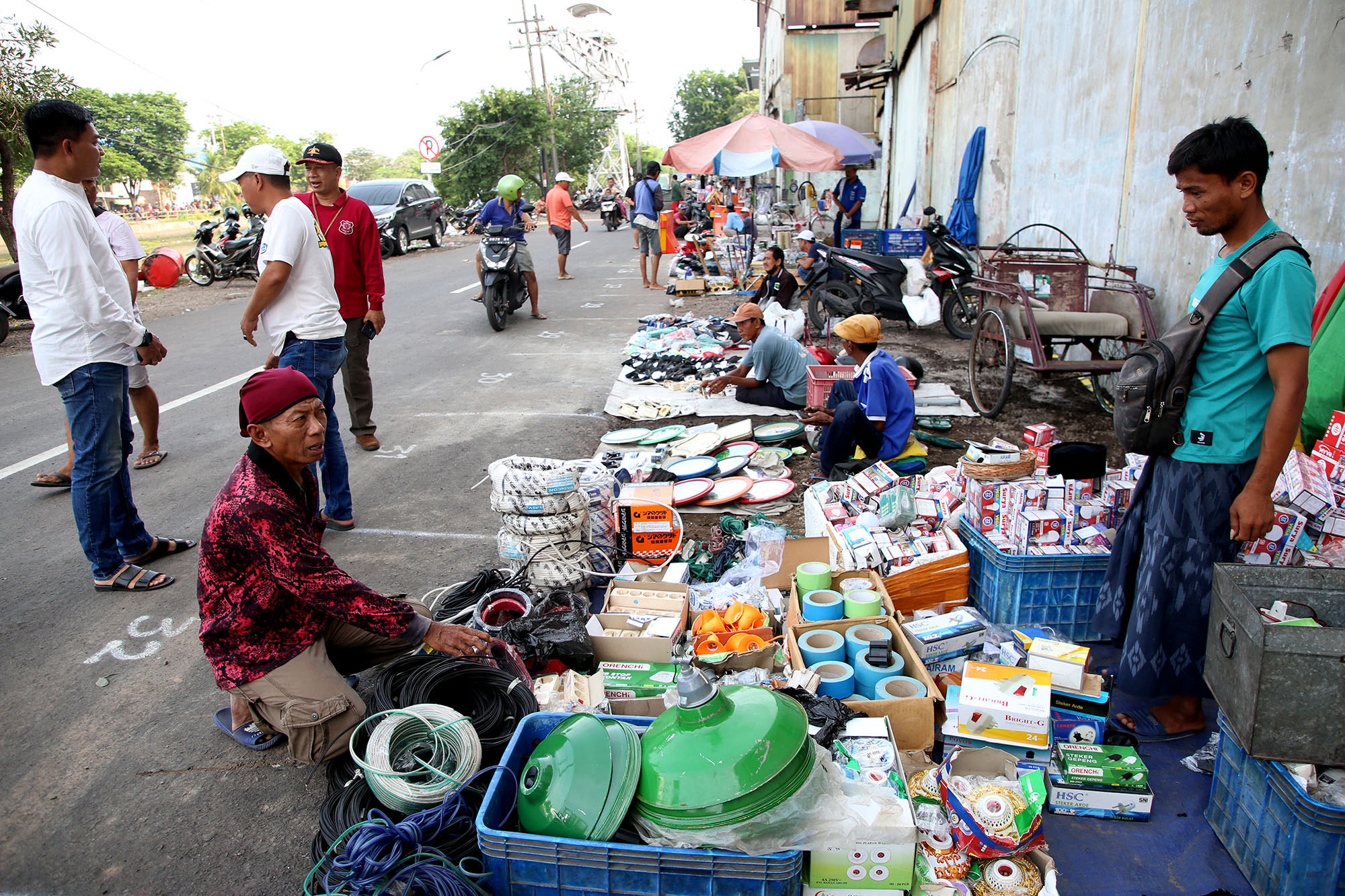 Pemkot Surabaya secara bertahap mulai melakukan relokasi pemindahan pedagang di kawasan Jalan KH Mas Mansyur, Surabaya, ke Jalan Kalimas Timur, Surabaya, Minggu (3/3/2024).