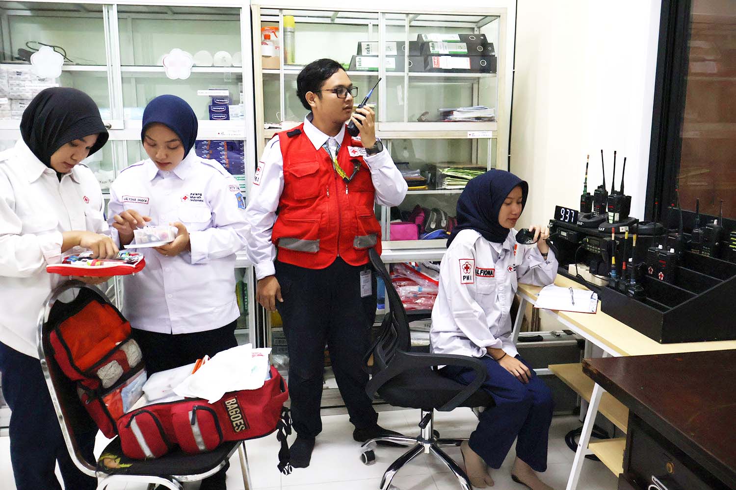  Gedung Baru PMI terkoneksi langsung dengan layanan Command Center (CC) 112 Surabaya untuk mempercepat gerak relawan PMI guna memberikan pertolongan pertama kepada penderita atau korban cedera kecelakaan yang memerlukan medis dasar