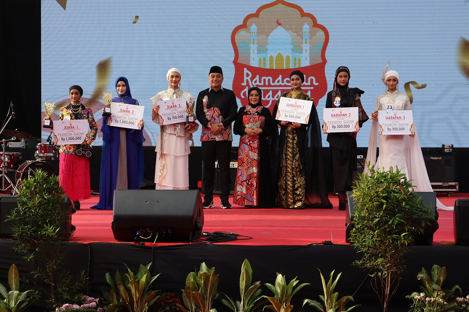  Wali Kota Surabaya Eri Cahyadi resmi menutup event Ramadan Vaganza di Halaman Balai Kota Surabaya, Minggu (31/3/2024)