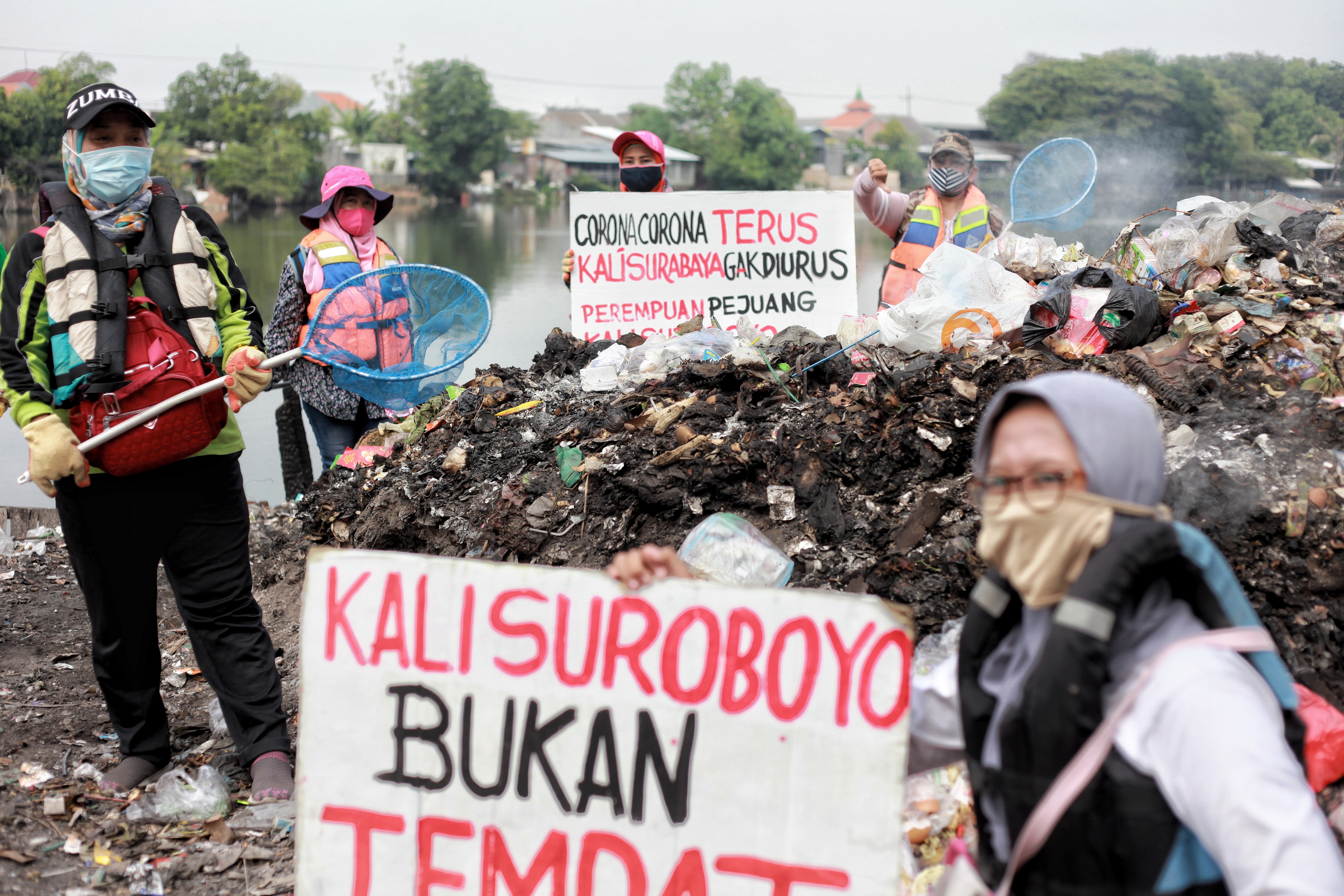 40 Perempuan yang berdomisili di Gresik, Mojokerto, Sidoarjo dan Surabaya membentuk komunitas Perempuan Pejuang Kali Surabaya. (FOTO: HMP/zul)