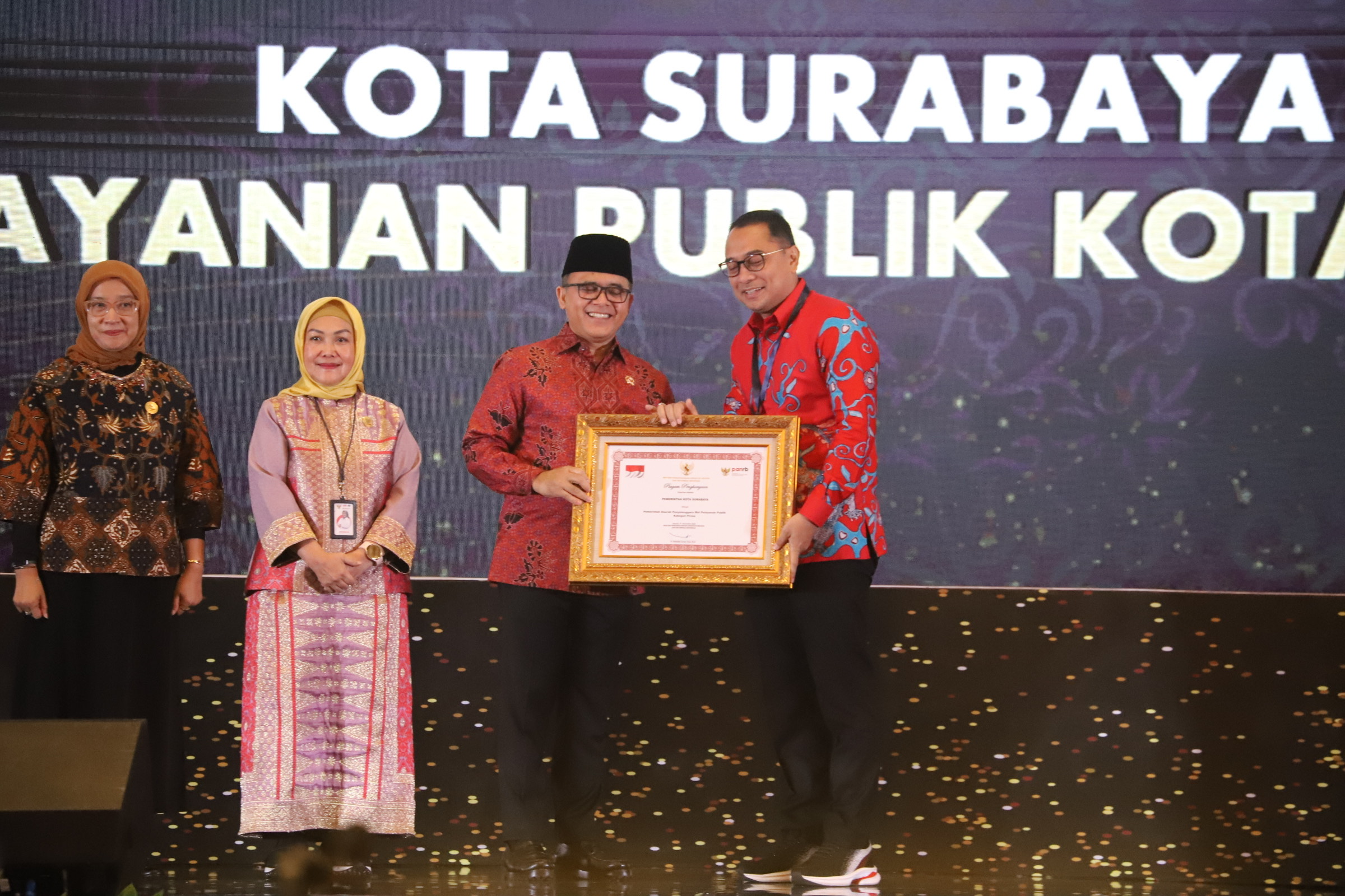 Penghargaan MPP berkinerja prima diserahkan Menteri PANRB Abdullah Azwar Anas kepada Wali Kota Surabaya Eri Cahyadi di Jakarta, Selasa (21/11/2023).

