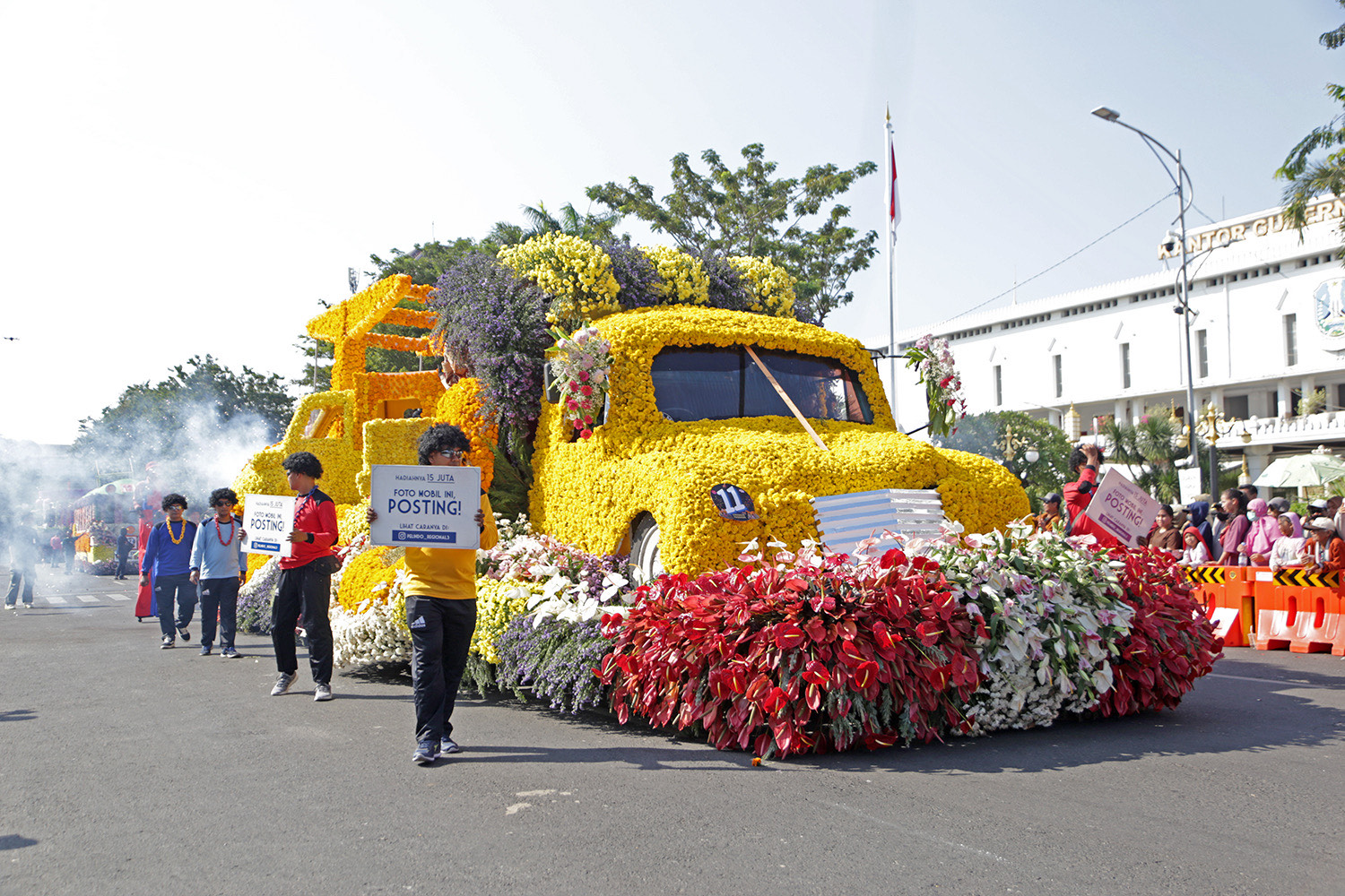 Parade Mobil Hias dan Pawai Budaya Surabaya Vaganza Meriahkan HJKS ke-731