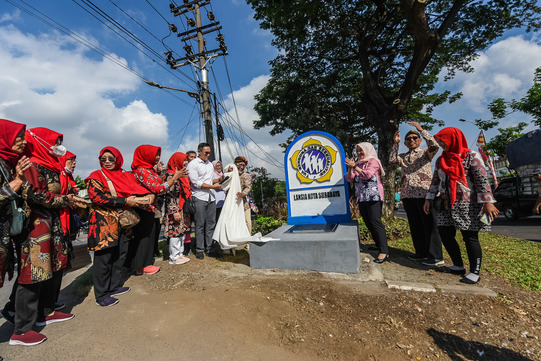 Wali Kota Surabaya, Eri Cahyadi, meresmikan Tugu Lanjut Usia (Lansia) di Kelurahan Balongsari, Kecamatan Tandes, Surabaya, pada Rabu (29/5).