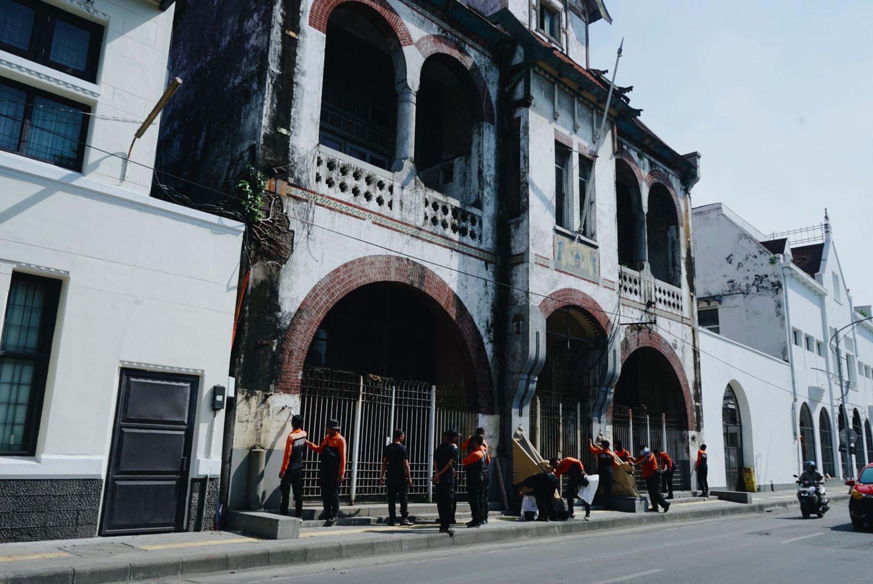 Kota Lama Surabaya memiliki sejarah panjang yang mencakup perkembangan kota sejak abad ke-17 hingga ke-20. Kawasan ini tidak hanya merupakan pusat kota, tetapi juga pelabuhan, pusat industri, dan perdagangan yang dihuni oleh berbagai etnik dan bangsa.