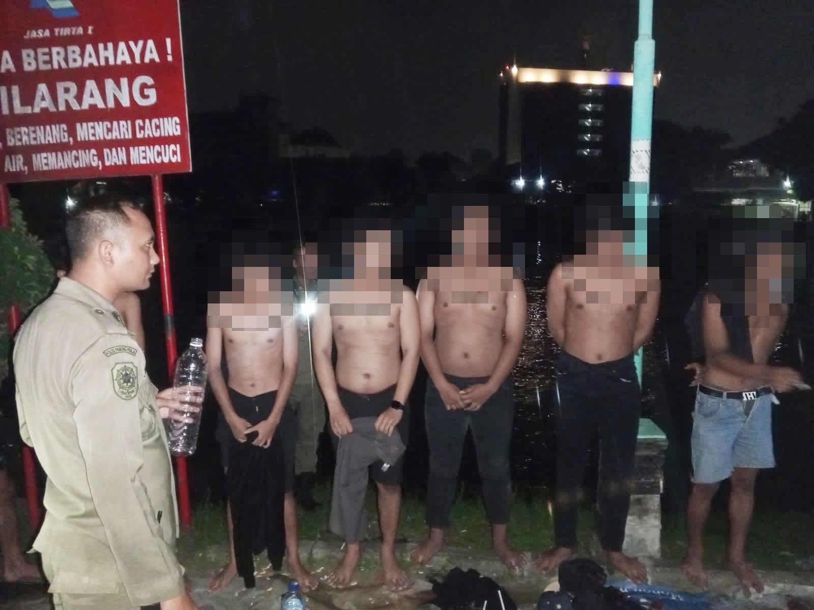 Sebanyak 12 remaja kembali terjaring razia oleh petugas Satpol PP Surabaya pada Minggu (14/1/2024) dini hari