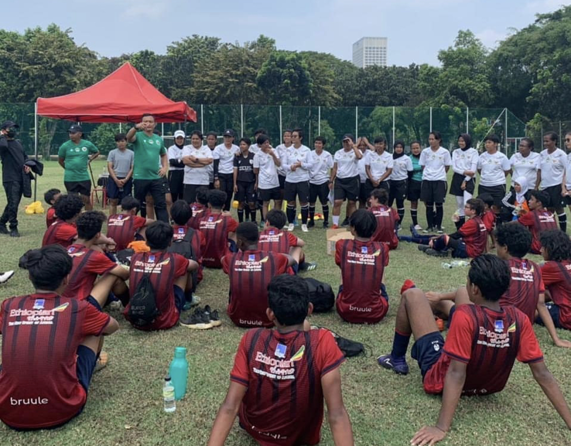 Para peserta kursus ketika diajak praktek lapangan oleh instruktur. PSSI