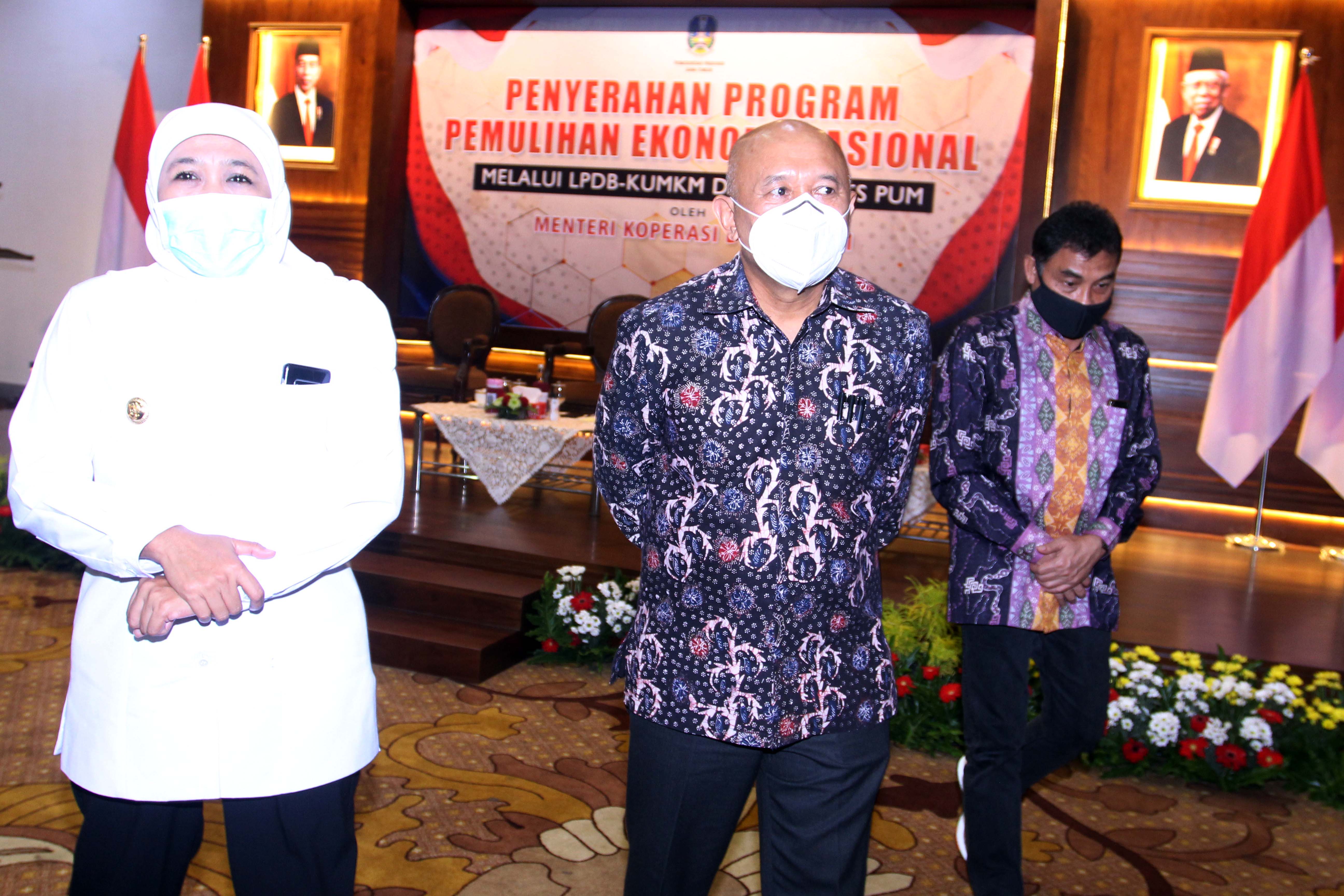 Menteri Koperasi dan UMKM Teten Masduki yang didampingi Gubernur Jatim Khofifah Indar Parawansa seusai Penyerahan Program Pemulihan ekonomi Nasional di Gedung Negara Grahadi, Surabaya, Rabu (30/9). FOTO: OM PRASS