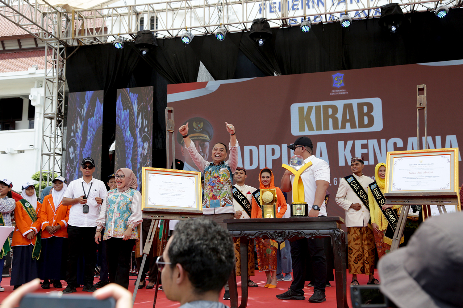 Penghargaan Adipura Kencana Tahun 2023 dari Kementerian Lingkungan Hidup dan Kehutanan RI diberikan atas keberhasilan Kota Pahlawan dalam bidang pengelolaan lingkungan.