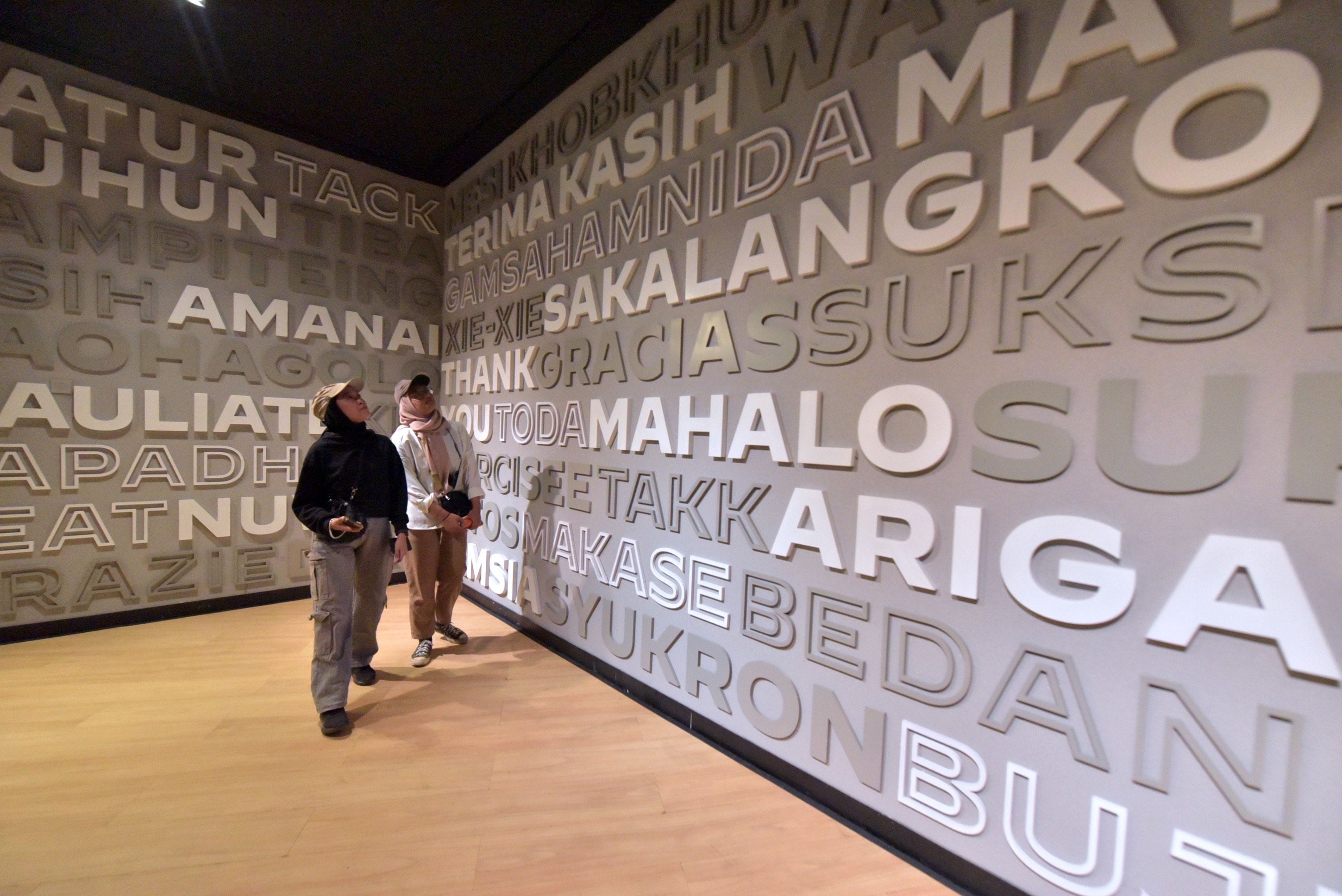 para pelajar mengunjungi berbagai tempat bersejarah di Kota Pahlawan, seperti Museum Surabaya, Balai Kota Surabaya, rumah dan makam WR Soepratman, Rumah Bung Tomo, hingga makam Dr. Soetomo.