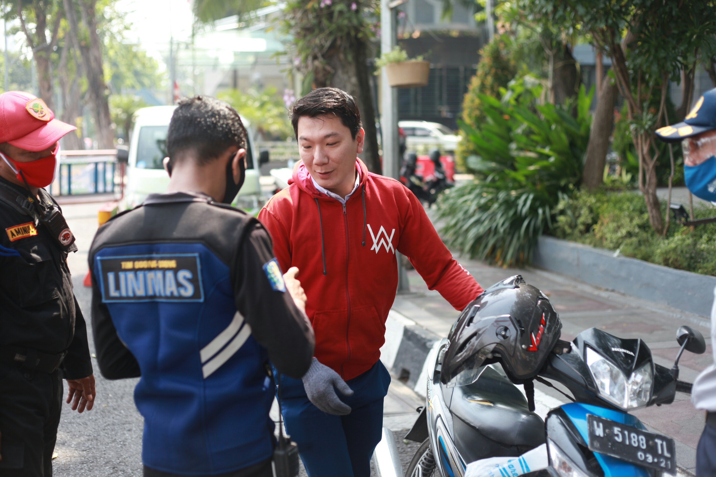 Petugas gabungan dari Pemkot dan Kepolisian melakukan razia masker di kawasan Taman Bungkul, Surabaya, Kamis (9/7).  HMP/ Zulfikar Firdaus