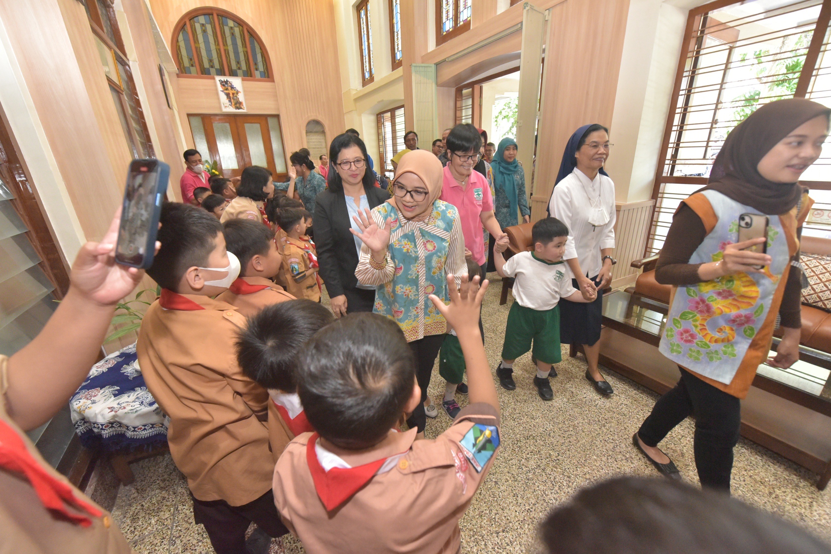 melalui program Roadshow Satpol PP Goes To School. Pada Jumat (20/9/2024), kegiatan ini digelar dengan mengunjungi SDK Santa Maria di Jalan Tumapel 10 Surabaya.