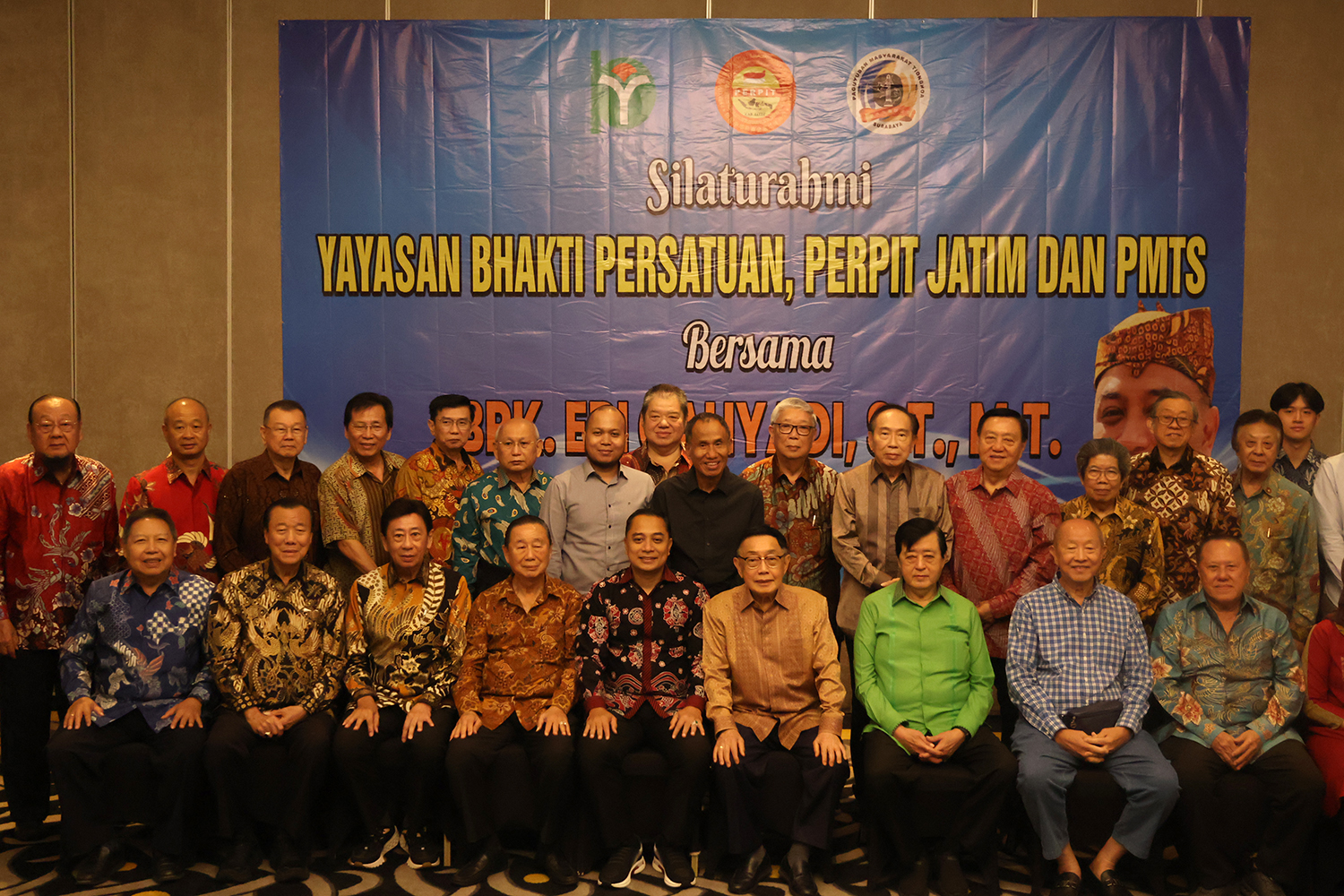 Wali Kota Surabaya Eri Cahyadi bersama para pengusaha yang tergabung dalam Yayasan Bhakti Persatuan Perkumpulan Pengusaha Indonesia Tionghoa Jatim, dan Paguyuban Masyarakat Tionghoa Surabaya pada Rabu malam (31/7/2024).

