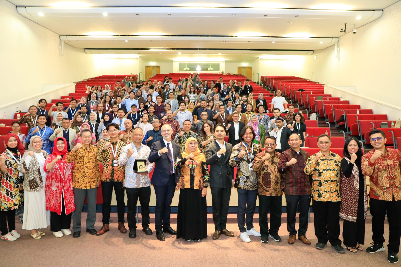 Gubernur Jawa Timur Khofifah Indar Parawansa memberikan kuliah umum pada acara yang bertajuk 21st Indonesian Scholars International Convention di Coates Auditorium, Nottingham University Inggris Raya, Sabtu (26/8).

