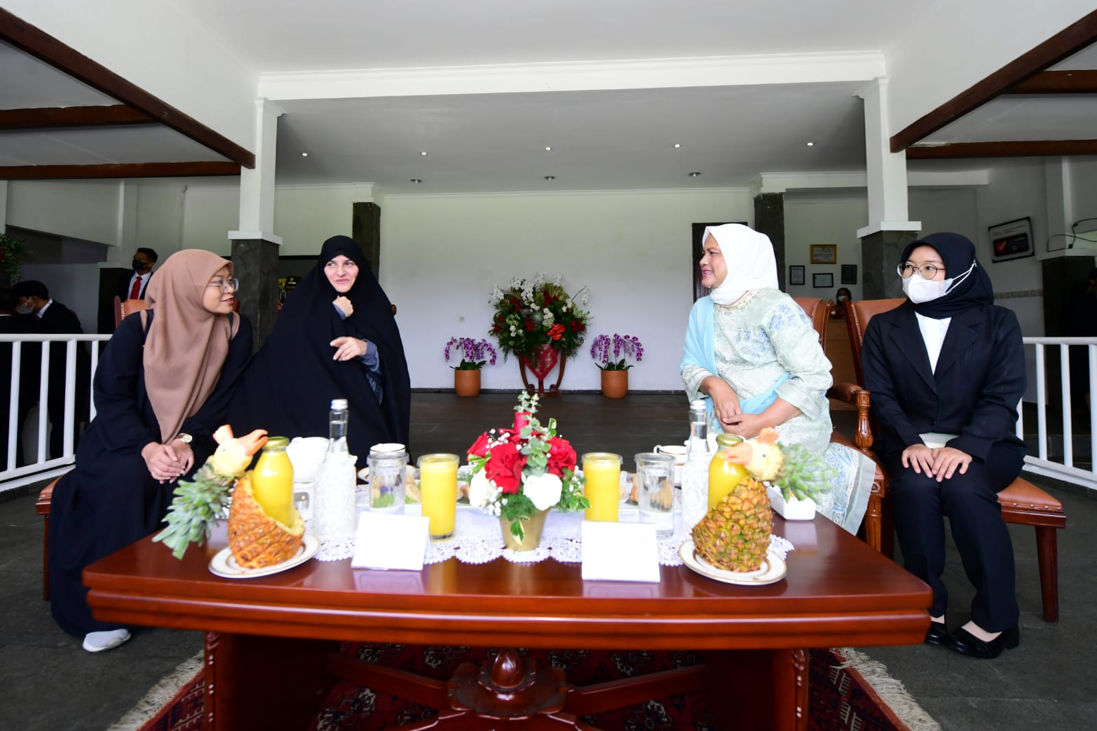 Iriana Joko Widodo melakukan jamuan teh bersama Ibu Negara Republik Islam Iran, Madam Jamileh Alamolhoda, di Kebun Raya Bogor, Kota Bogor, Provinsi Jawa Barat, pada Selasa, 23 Mei 2023. Foto: BPMI Setpres/Lukas