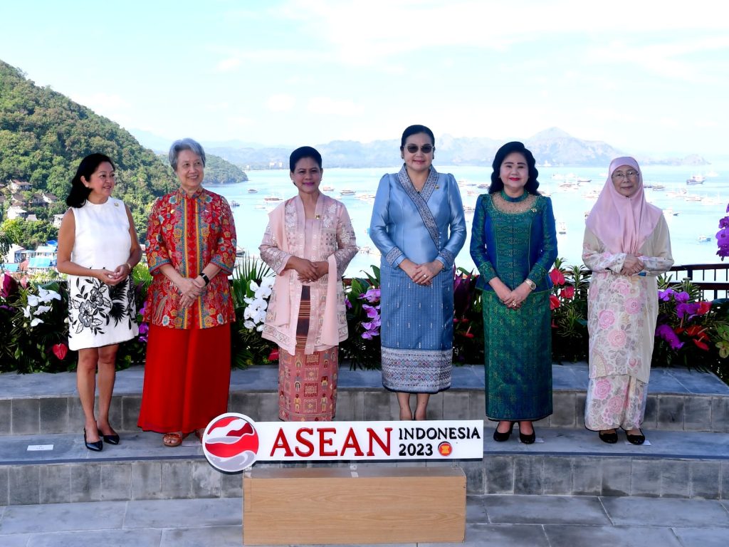 Iriana Joko Widodo menggelar jamuan minum teh bersama para pendamping pemimpin ASEAN di lantai 2 Puncak Waringin, Kabupaten Manggarai Barat, Provinsi Nusa Tenggara Timur (NTT), pada Rabu (10/05/2023) pagi.