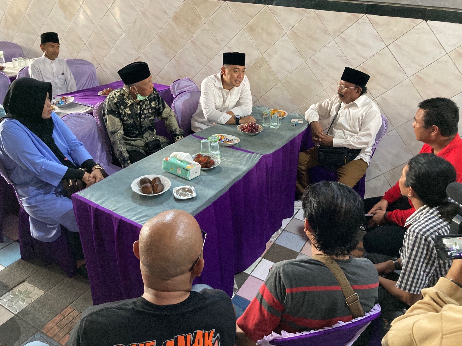 Wali Kota Eri Cahyadi menggelar pertemuan dengan tokoh masyarakat membahas penataan PKL yang berjualan di kawasan wisata religi Sunan Ampel, Kecamatan Semampir, Jumat (8/3/2024).