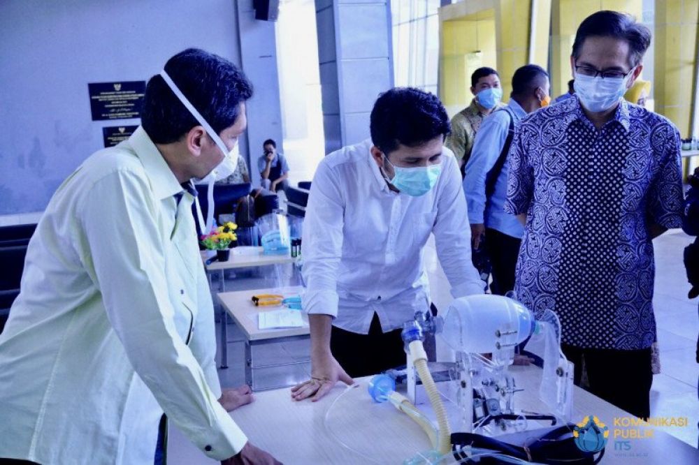 ROBOT ANTI CORONA: Wagub Jatim Emil Elestianto Dardak (tengah) didampingi Rektor ITS Prof Mochammad Ashari (kanan) saat meninjau Robot Ventilator buatan ITS di Surabaya, Selasa (7/4/2020). ANTARA/Humas ITS/WI