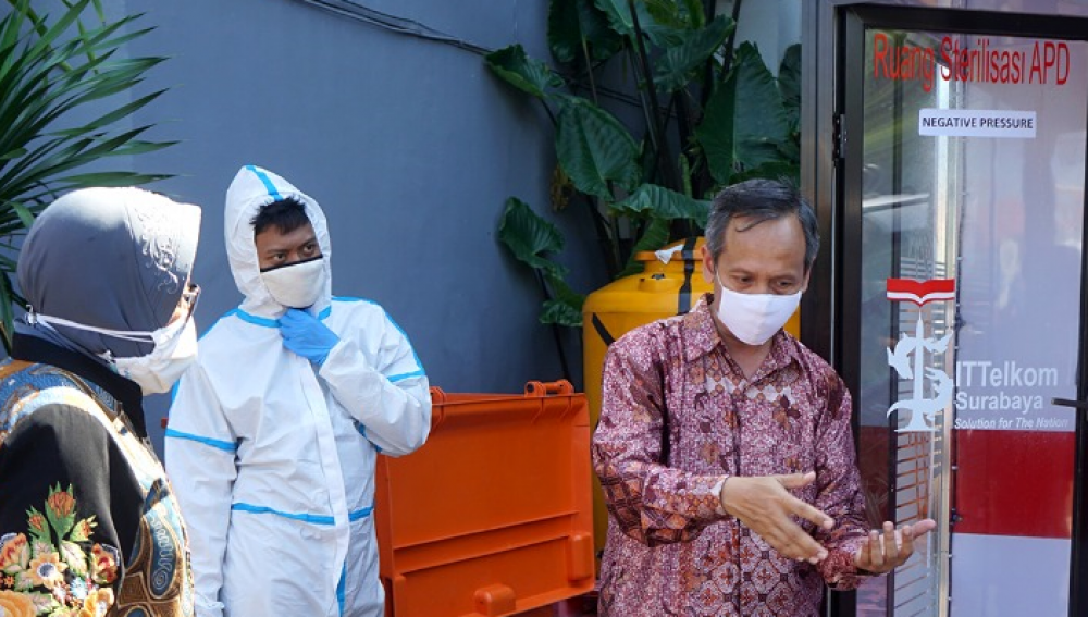 IT Telkom Surabaya Sumbang Bilik Sterilisasi ke Pemkot Surabaya (HMP/Anton)