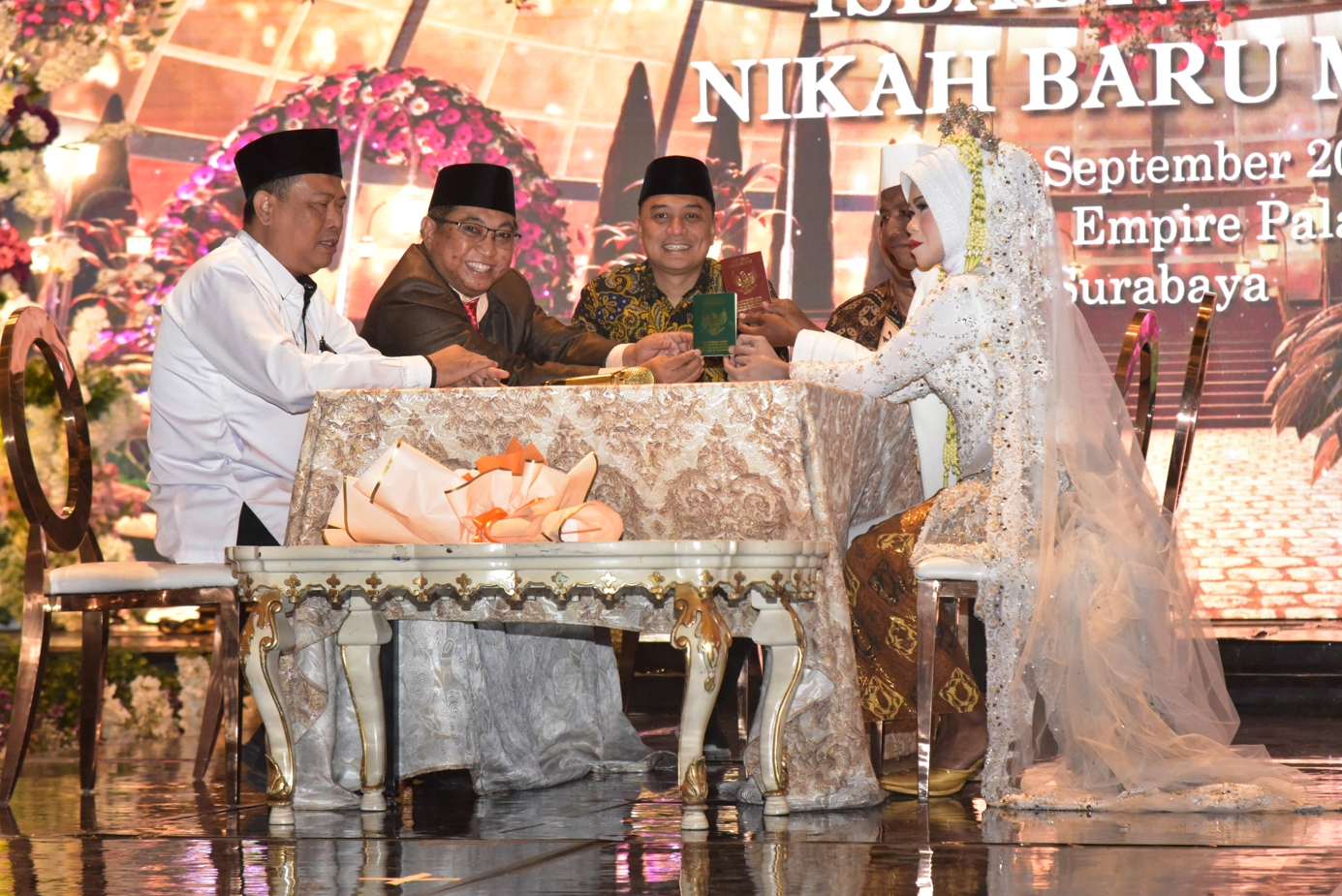 Wali Kota Surabaya Eri Cahyadi saat menyaksikan pernikahan massal yang diselenggarakan oleh Pemkot Surabaya beberapa waktu lalu