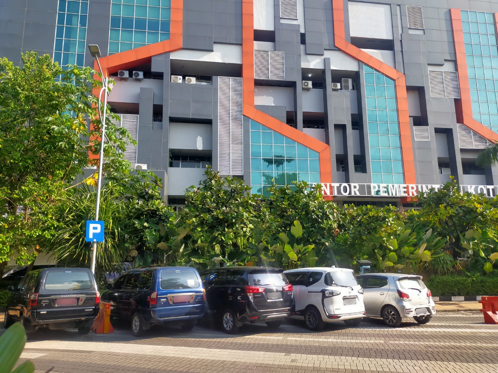 Dishub) Kota Surabaya tengah melakukan kajian kenaikan tarif parkir on street atau tepi jalan
