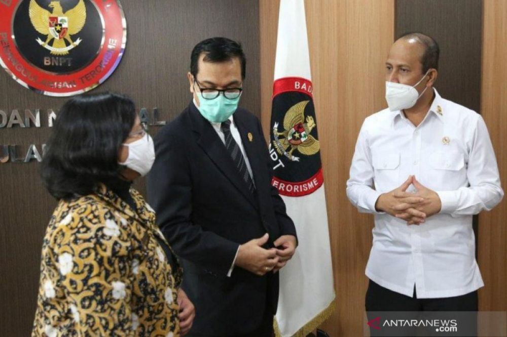 Kepala BNPT Irjen Pol Dr Drs Boy Rafli Amar MH, berbincang dengan Wakil Ketua LPSK Maneger Nasution dan Wakil Ketua LPSK Susilaningtias usai membahas bahas PP Perlindungan Korban Terorisme. ANTARA